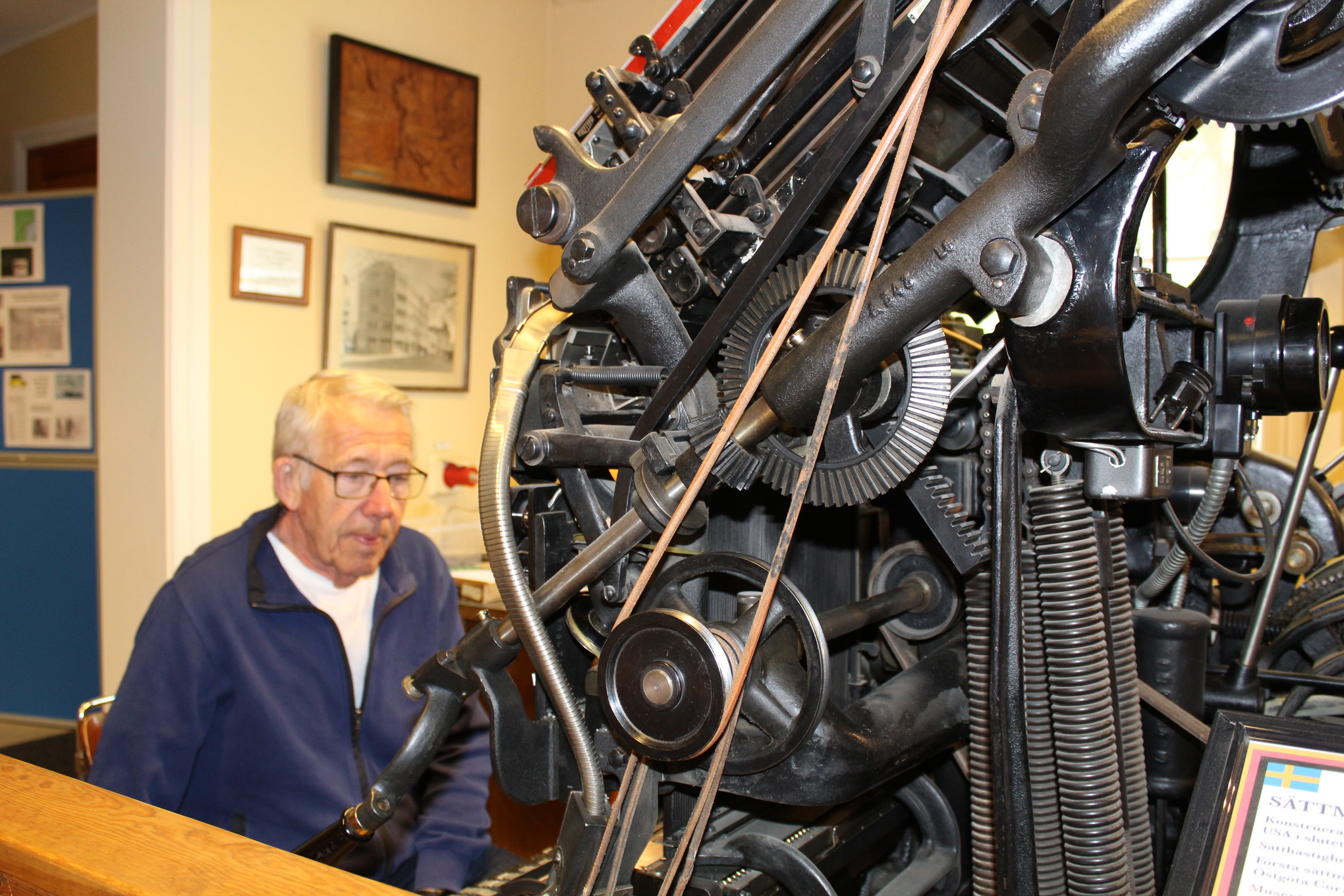 Några tryck på tangentbordet och matriserna sätts på rad. Kenneth Davis bakom Linköpings första sättmaskin av märket Linotype som användes av Östgöta Correspondenten från 1901.