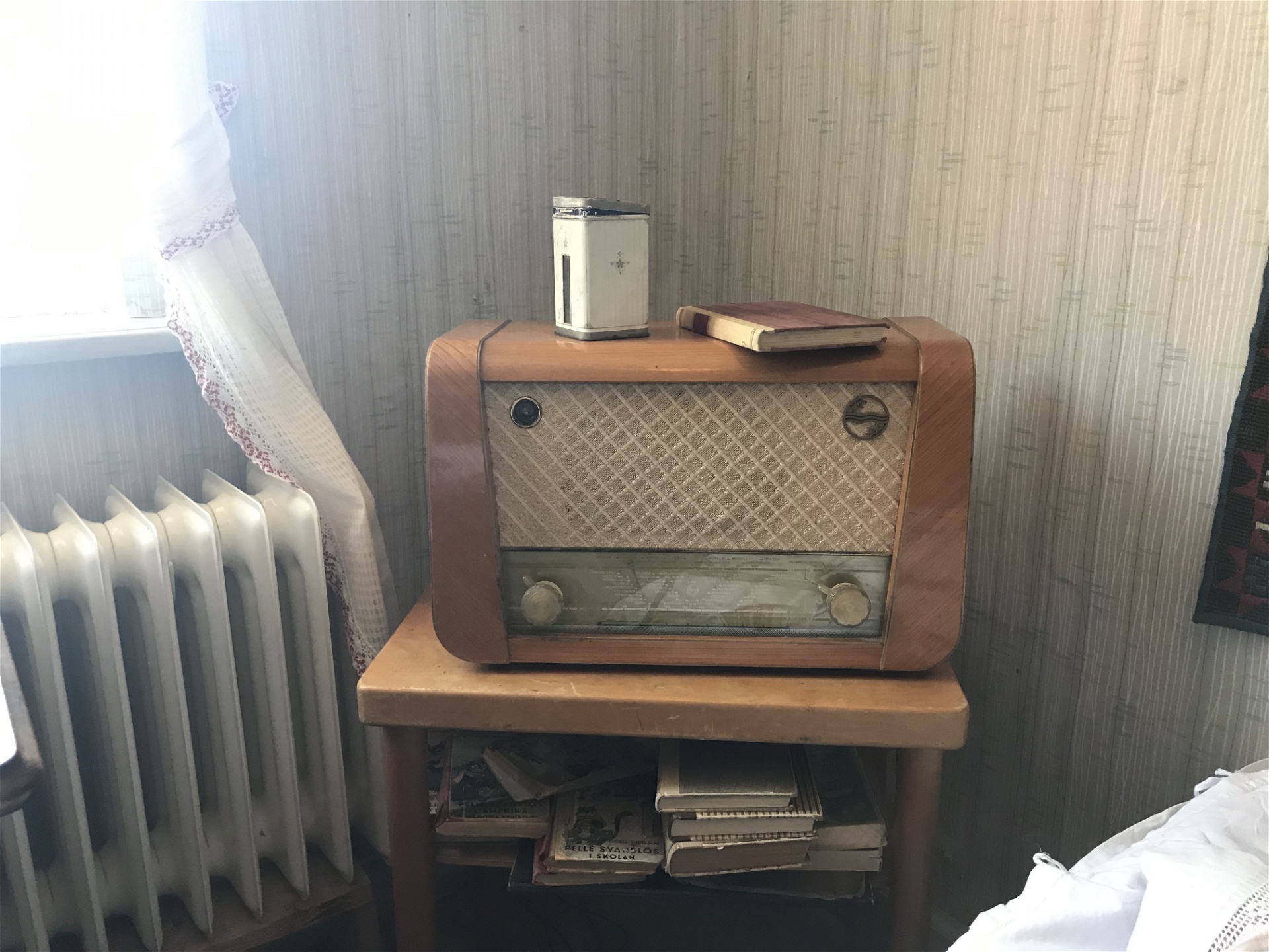 Radion från 1952 står på.