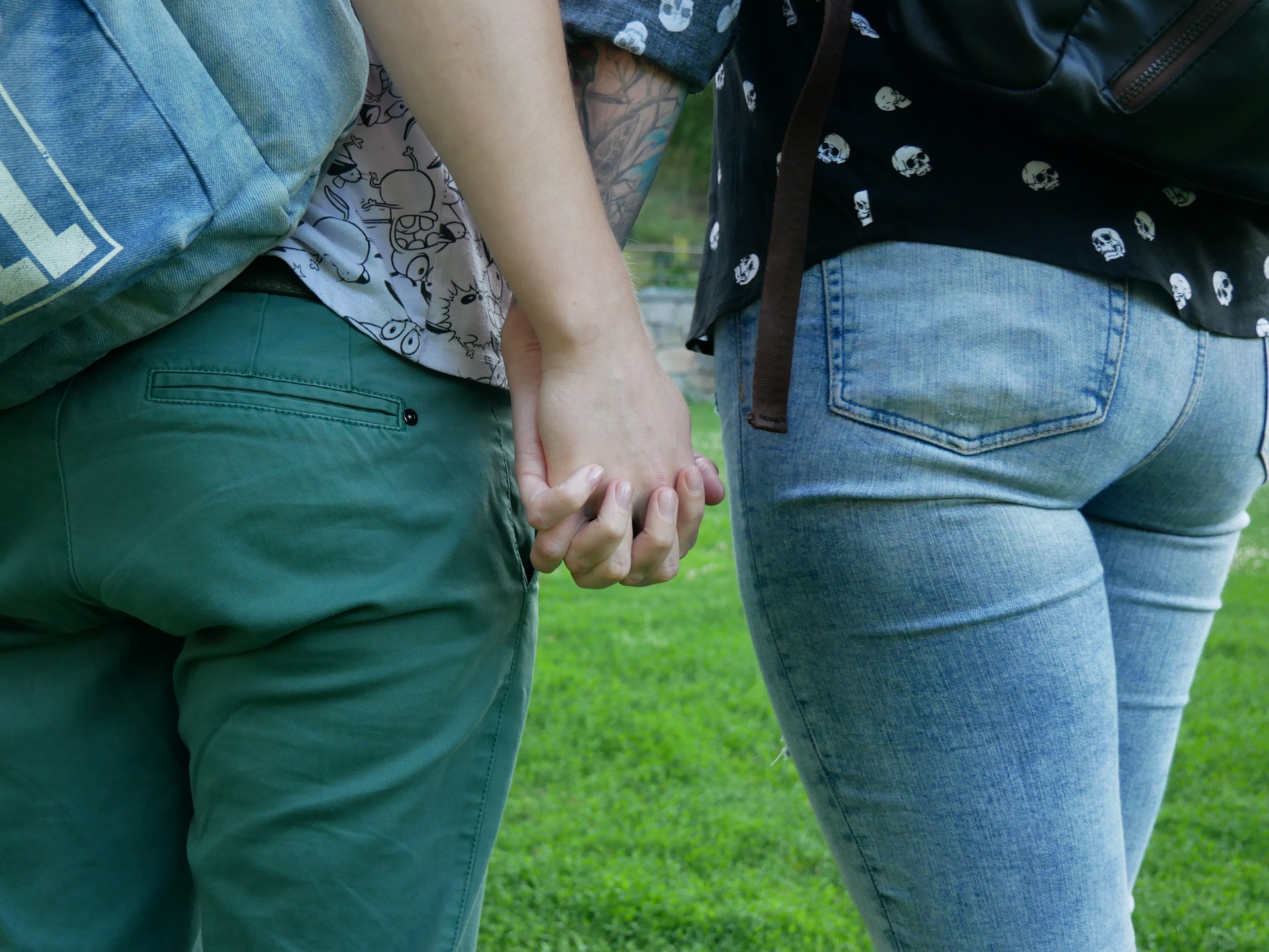 Anna och Marharyta har anmält sig som volontärer till Stockholms Pridefestival som inleds den 29 juli och hoppas på att kunna få stanna i Sverige.