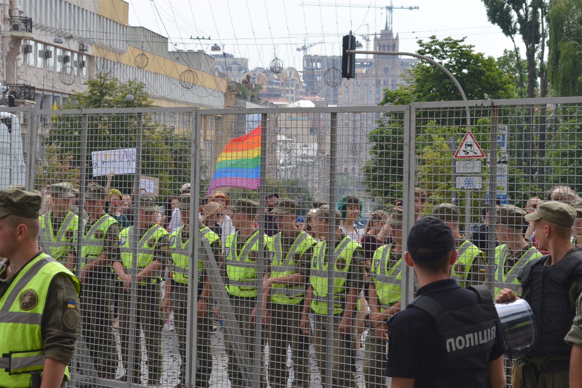 Prideparaden i Kiev 2019. Pride är enligt Maria Guryeva på Amnesty Ukraina det enda hbtq-evenemang som uppmärksammas och skyddas av polis. 