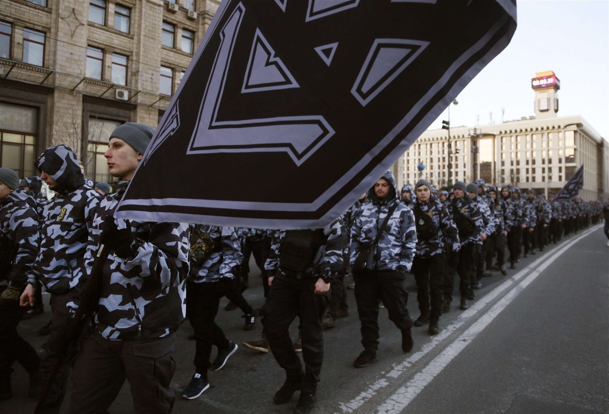 Volontärer till den paramilitära högerradikala partiet National Corps marscherar på gatorna i Kiev i mars 2019. 
