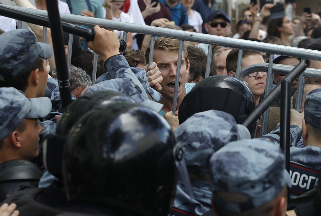 Ilja Sjumanov säger till Arbetaren att en polis uppgett för honom att poliserna blivit inkallade från olika regioner och fått extra betalt för att delta i operationen mot oppositionella demonstranter i Moskva.