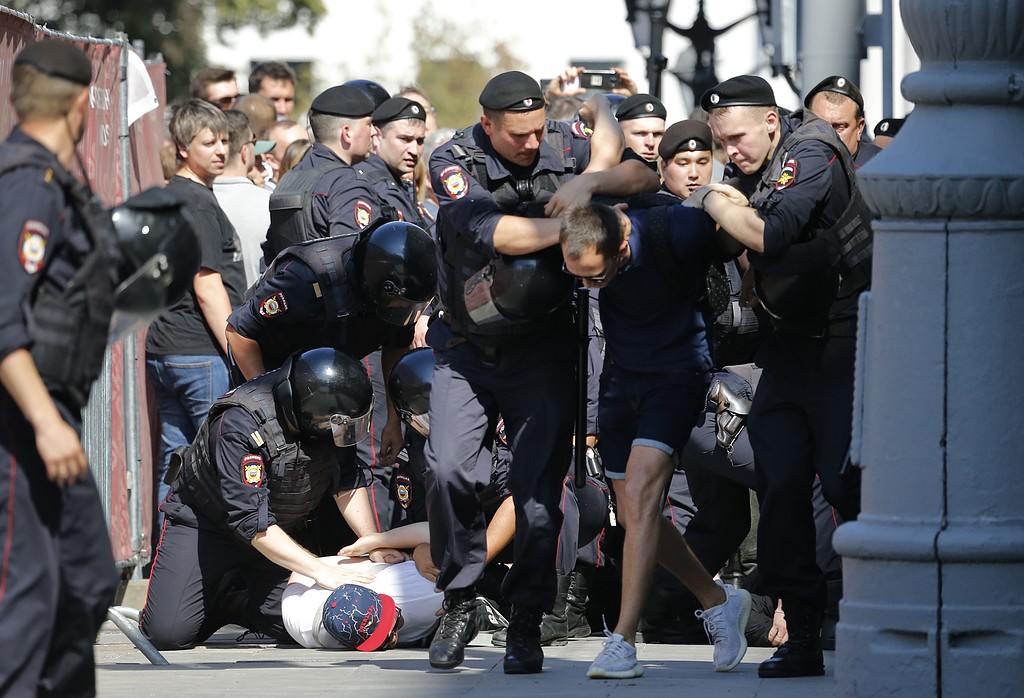 Oleg Kozlovskij, forskare verksam vid Amnesty International Ryssland, säger att de som deltog i demonstrationen var fredliga men att myndigheterna i efterhand har klassat demonstrationen som upplopp.