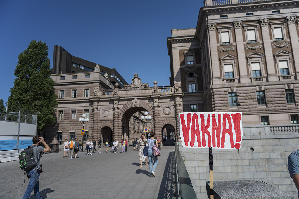 ”Ungdomarna har redan begärt förändring, nu kräver klimatkrisen att de vuxna gör detsamma”, skriver Greta Thunberg och andra klimatrörelseaktiva. Bild från en av tidighöstens fredagsstrejker för klimatet framför Sveriges riksdag.