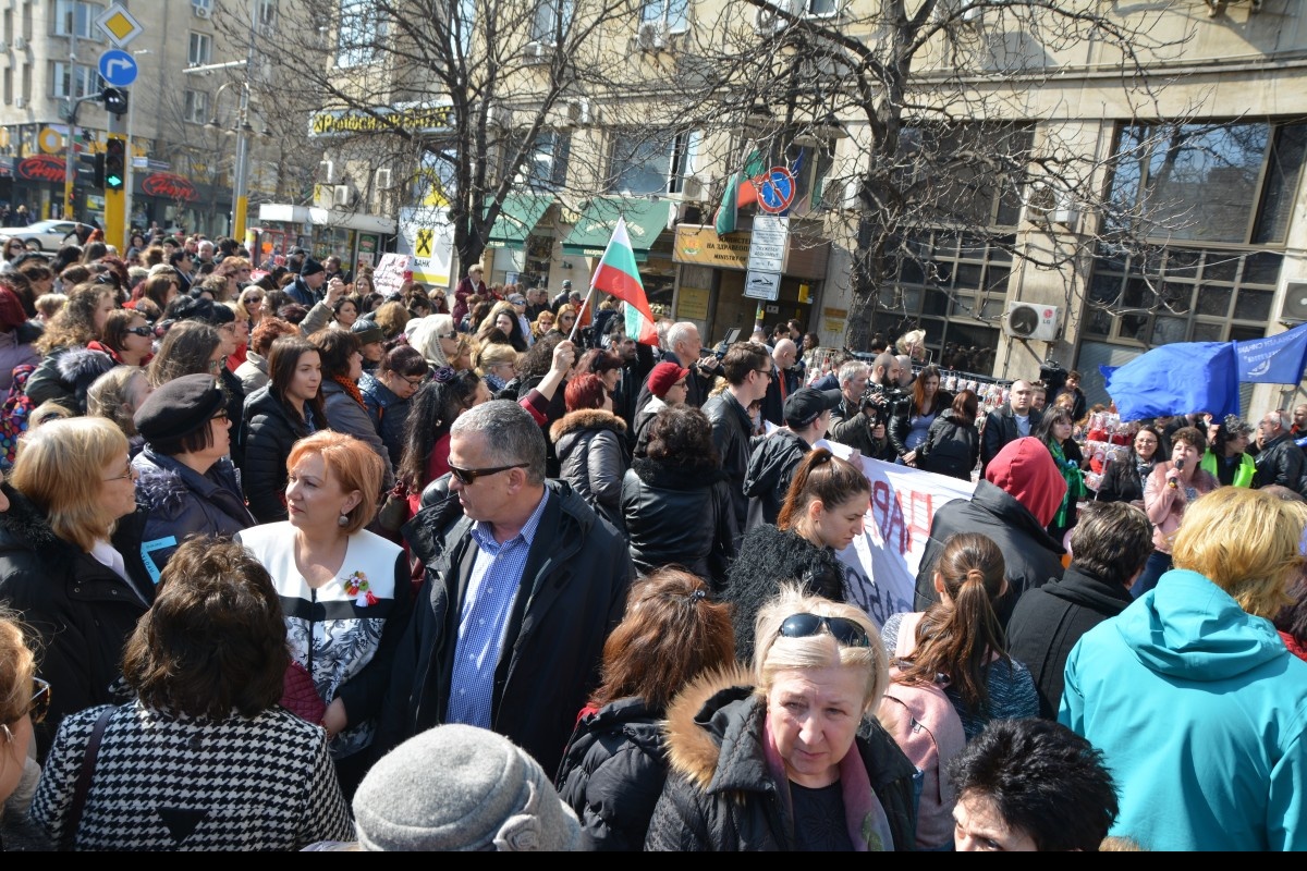 Under våren har sjuksköterskor protesterat runt om i Bulgarien. Bilden är tagen under en protest utanför hälsoministeriet i Sofia den första mars.