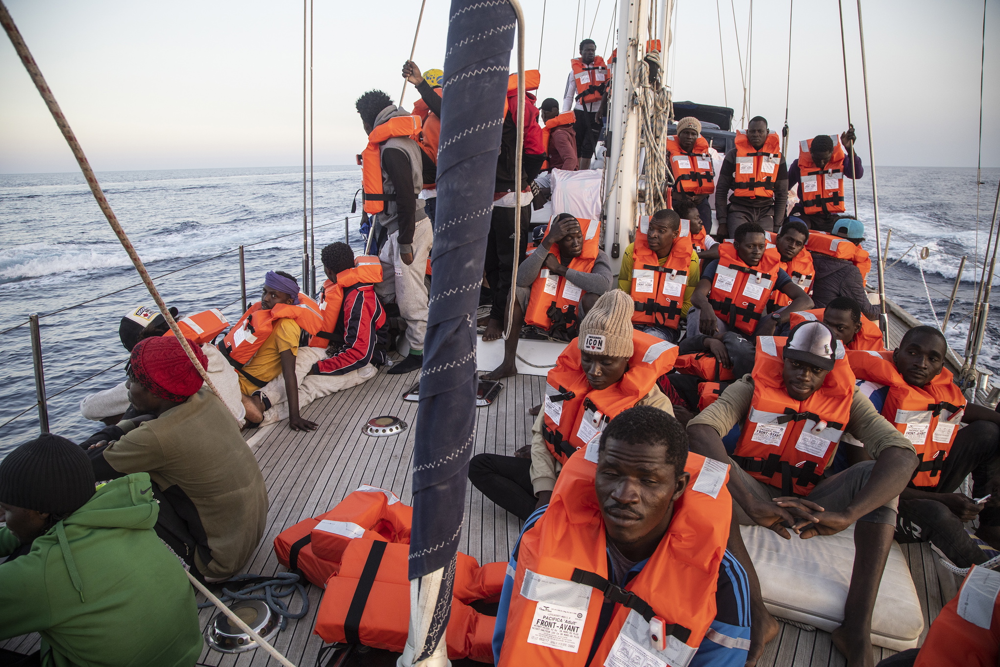 Torsdagen den 4 juli räddades 54 personer utanför Libyens kust av en segelbåt tillhörande det Italienska solidaritetsnätverket Meditteranea.