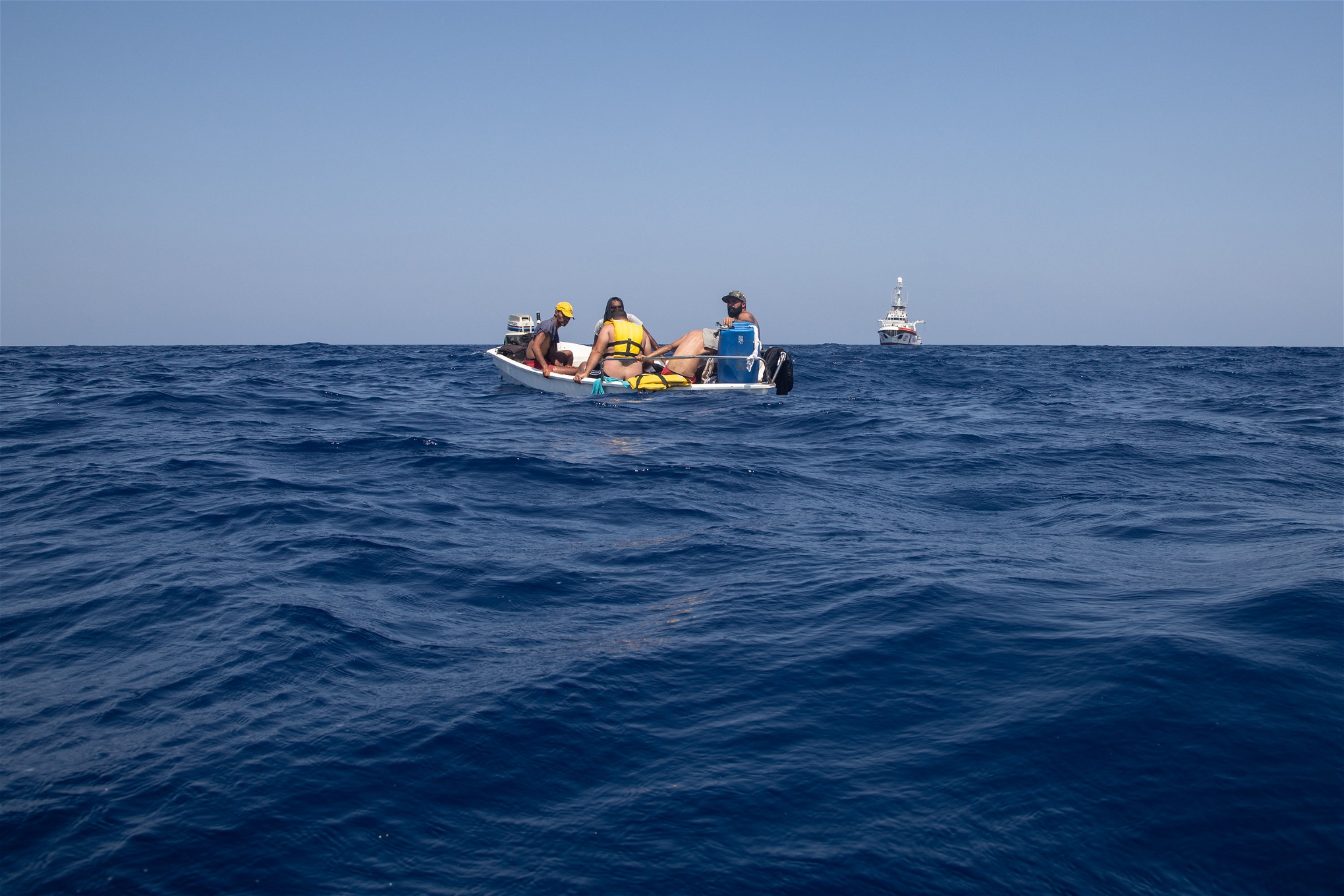 Klockan 18 på kvällen kommer en patrullbåt från den maltesiska marinflottan som kommunicerar att de ska ta över flyktingarna ombord, för att sedan transportera fiskebåten till Tunisien.