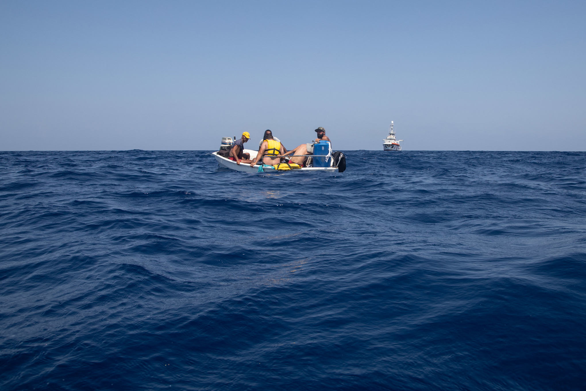 Klockan 18 på kvällen kommer en patrullbåt från den maltesiska marinflottan som kommunicerar att de ska ta över flyktingarna ombord, för att sedan transportera fiskebåten till Tunisien.