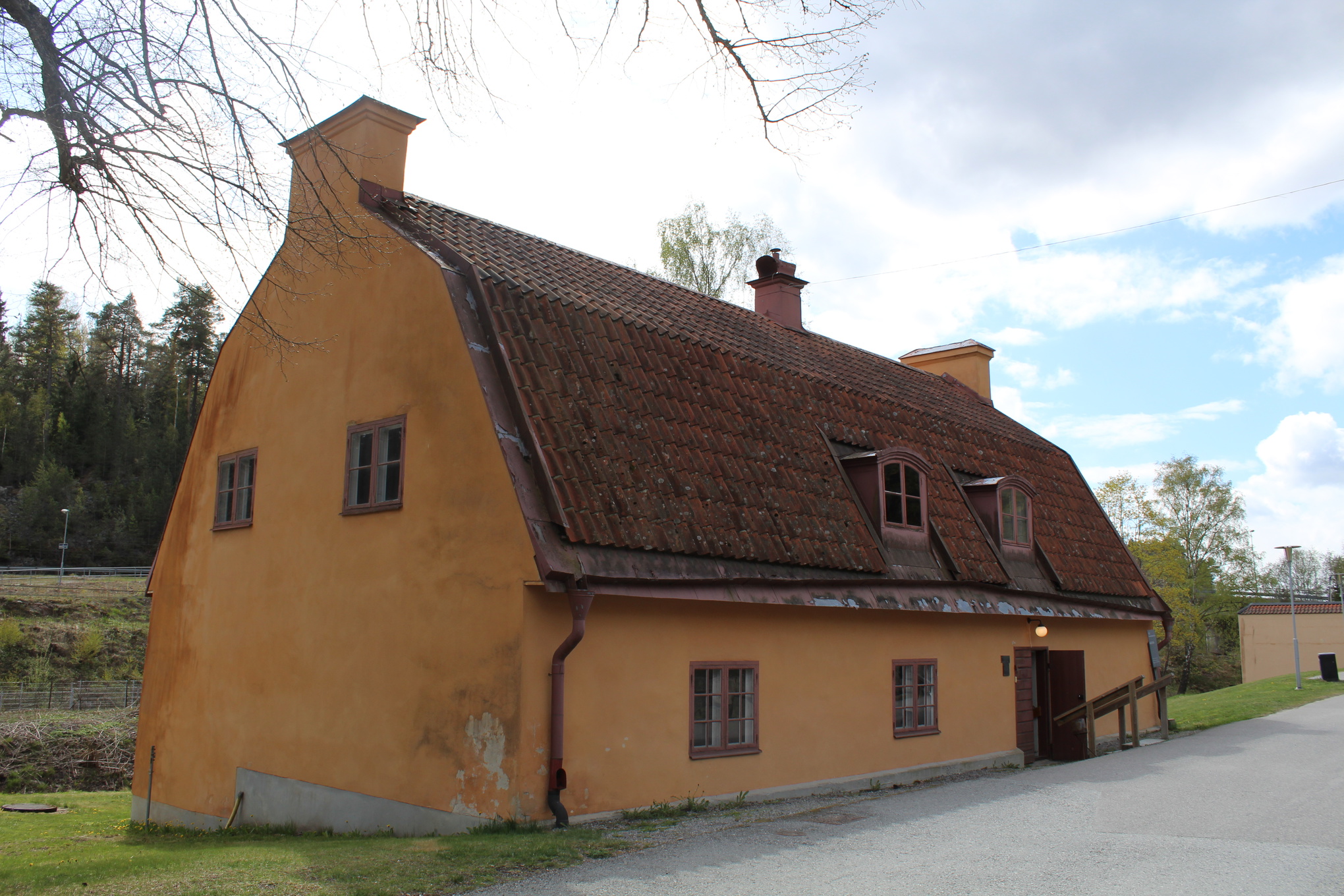 Huset Kölnan byggdes 1763 till en början för beredning av malt till bruksarbetarna. Numera är det en del av museet, och där skildras arbetslivet och livet för de anställda på Tumba bruk.