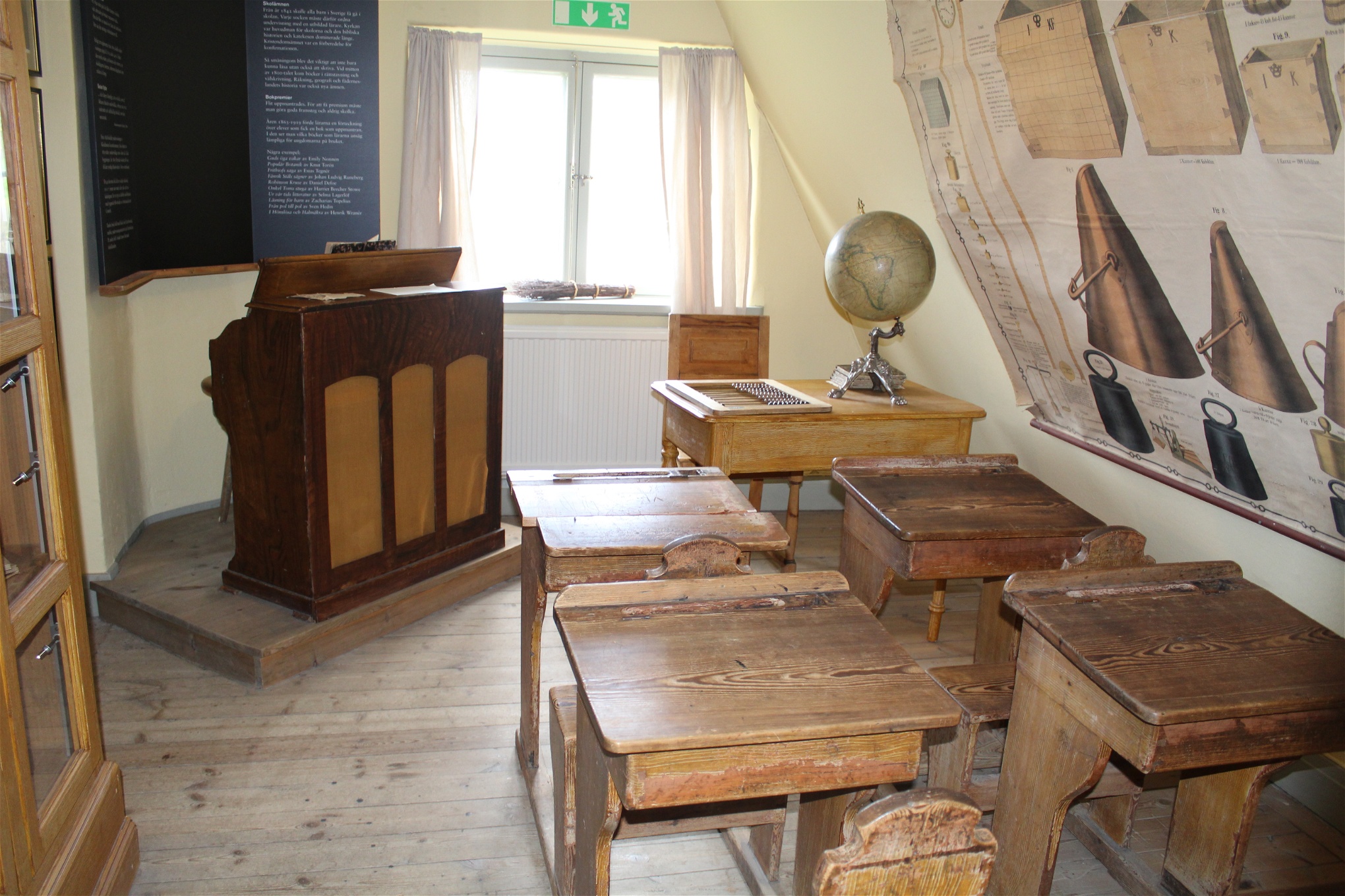 Med riset på fönsterbrädan. Möbler och föremål från brukets skola finns bevarat på museet.