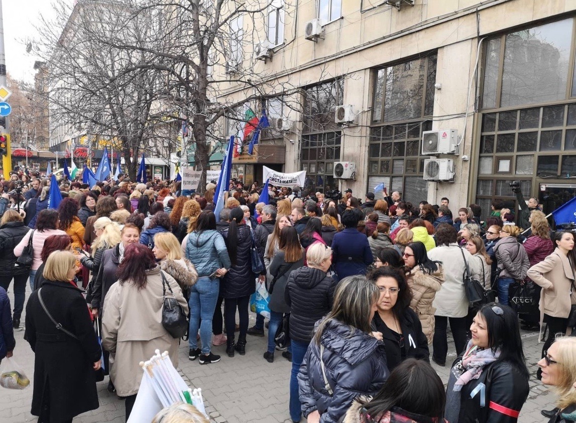 Den 21 mars samlades sjuksköterskor och vårdpersonalen från hela Bulgarien för att demonstrera framför Hälsodepartementet. 