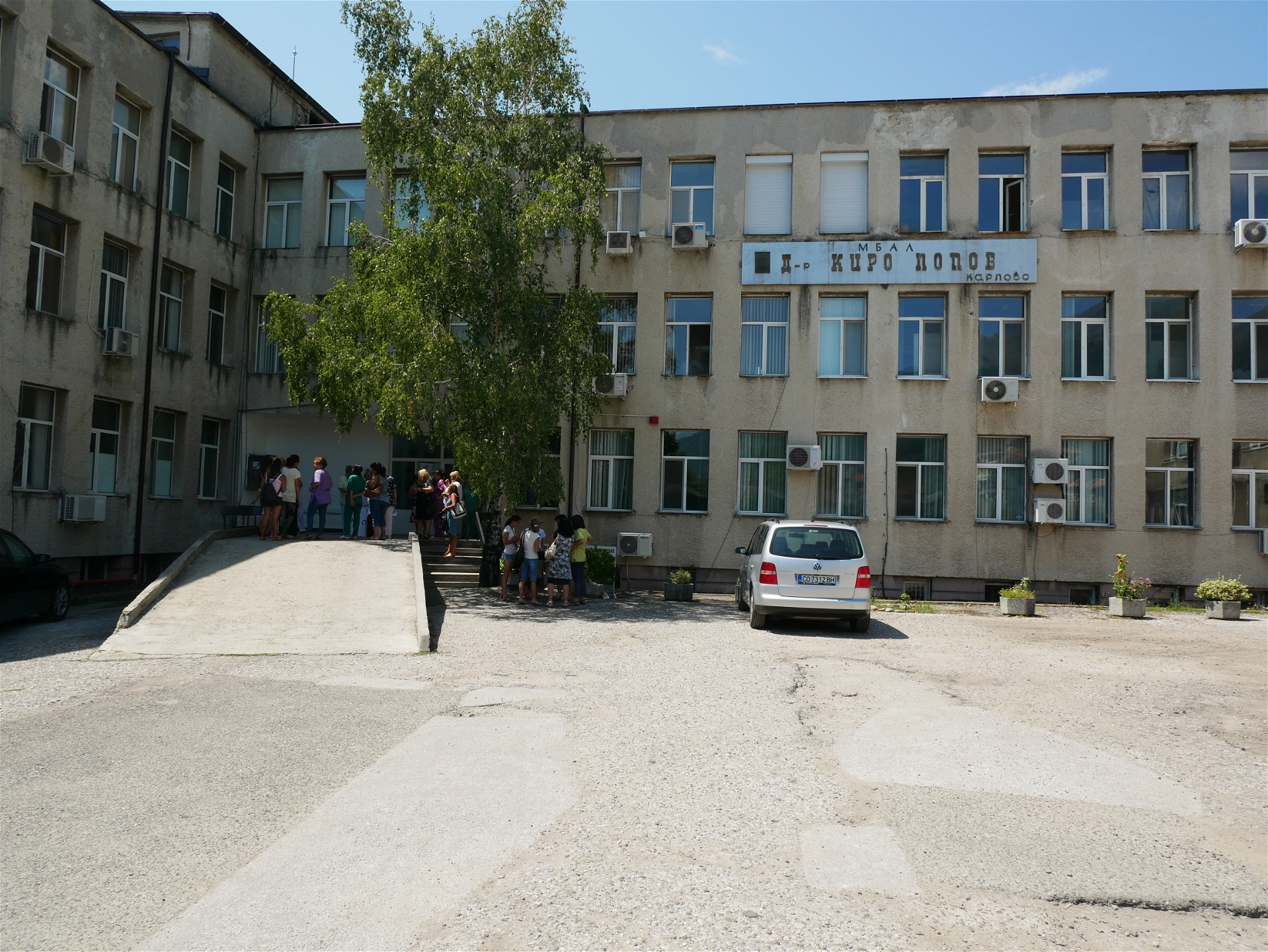 Utanför ingången till sjukhuset i Karlovo har vårdpersonalen samlats i protest.
