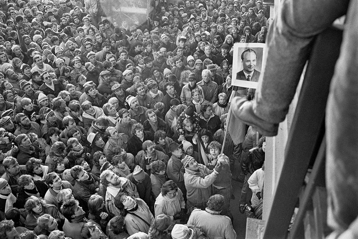 Prag, Tjeckoslovaken. En demonstration samlar 500 000 människor i Letnaparken den 25 november 1989 i protest mot den politiska regimen.