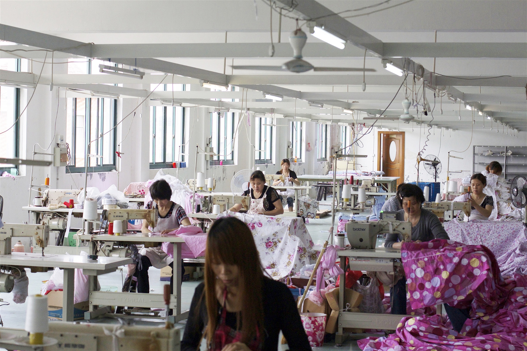 Arbetare i sidenfabrik i Kina, 2013. Än i dag tillbakavisas krav på att minska exploateringen av arbetare med att det är en omöjlighet för den fria marknaden.