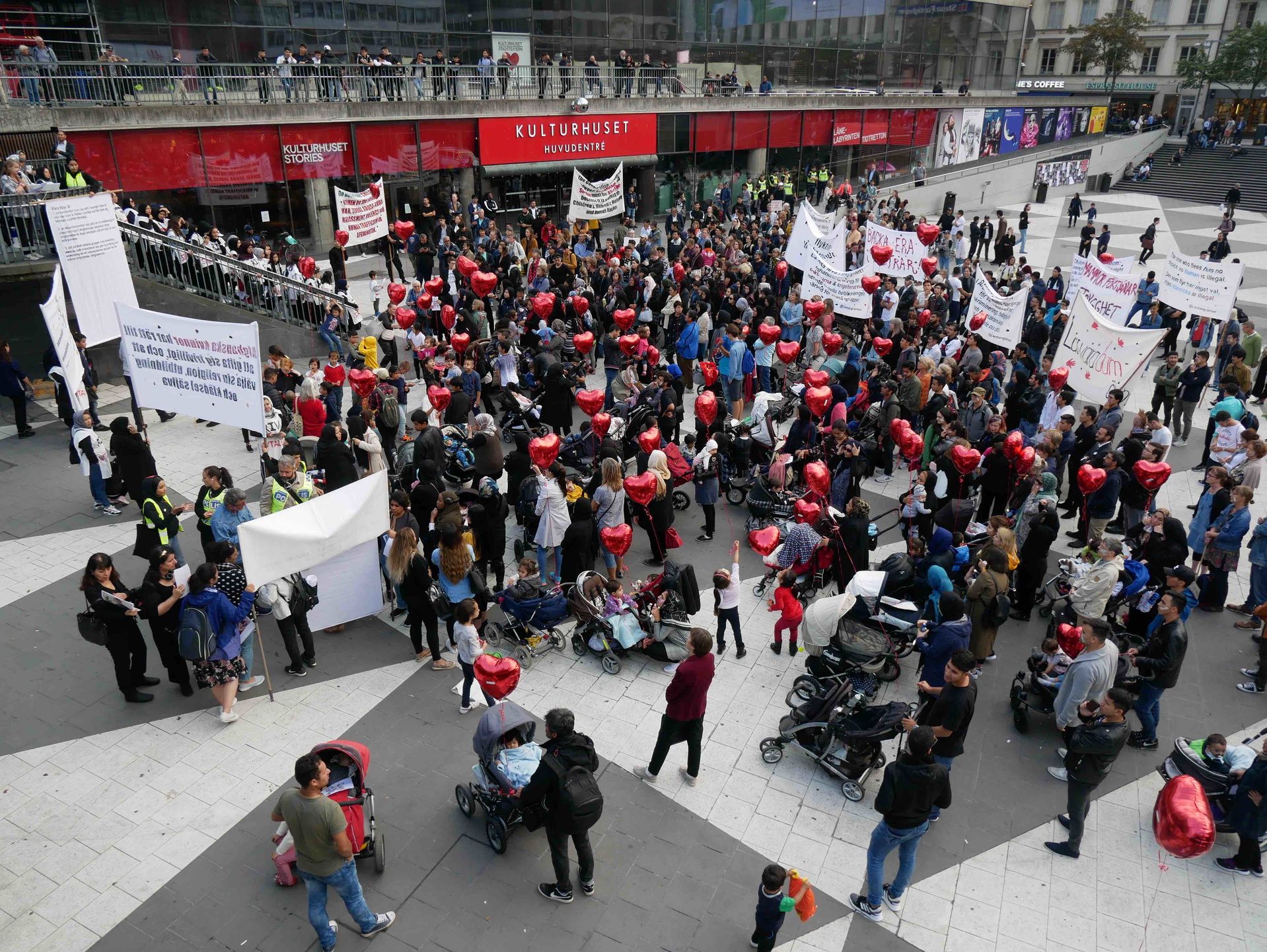 Den 10 september demonstrerade hundratals afghanska barnfamiljer på Sergels torg i Stockholm, i samband med att riksdagen öppnade efter sommaren. Familjen Barati reste dit från Karlstad.