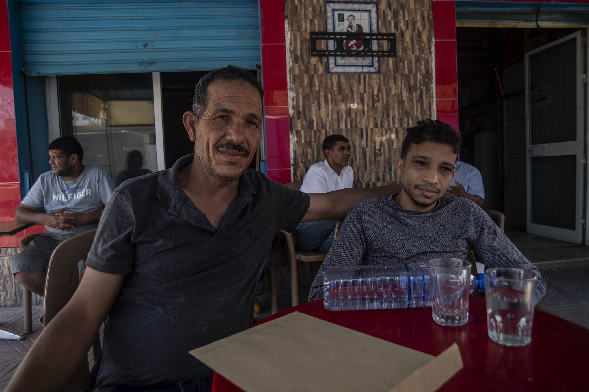 Far och son Neji och Kholed Affi hoppades att Jasmin­revolutionen skulle leda till ett bättre liv i Tunisien. Men deras egna förhopp­ningar har grusats och misstron mot landets nya styre är påtaglig.