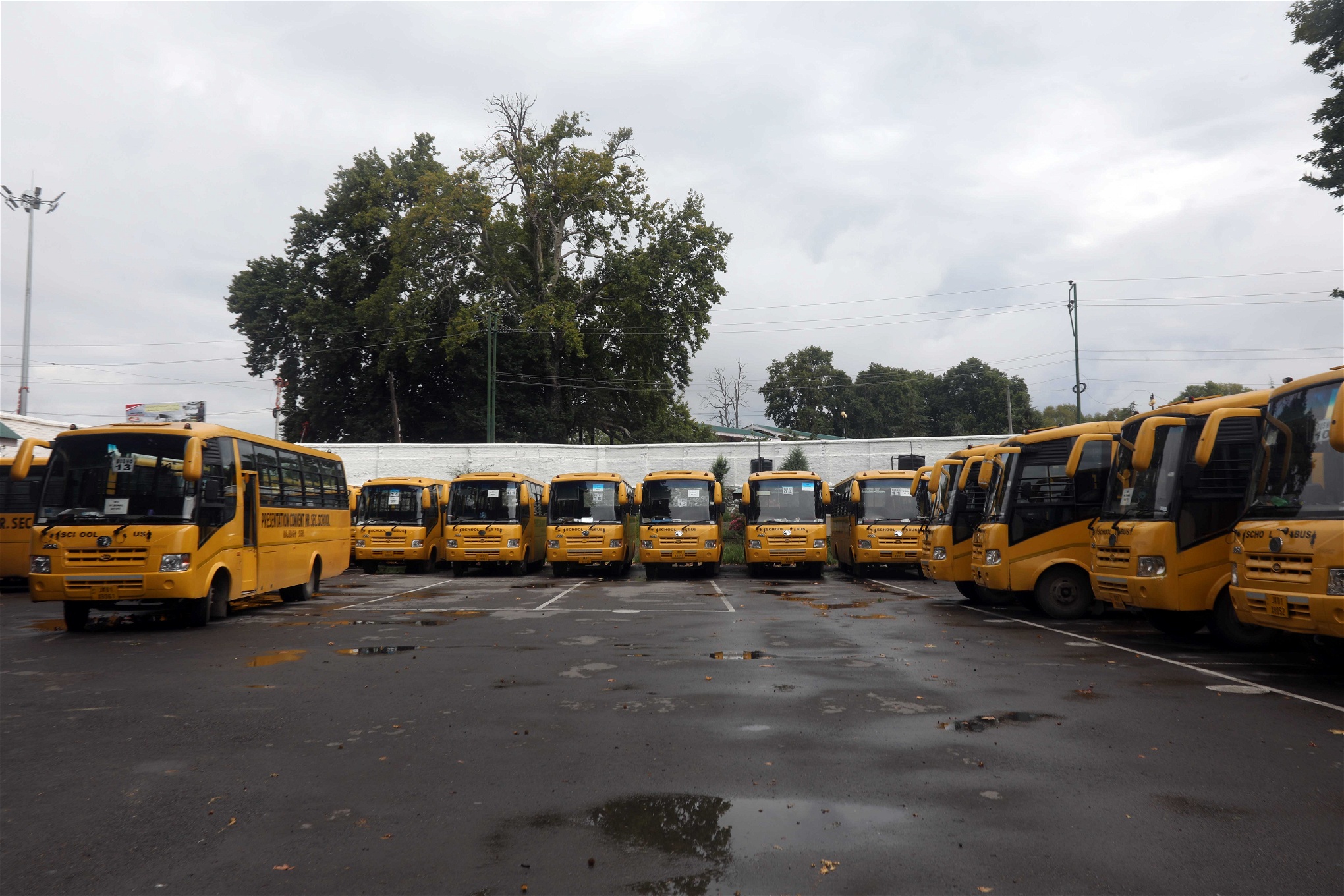 Skolbussar står uppställda i ett garage i utkanten av Srinagar. Föräldrar vågar inte skicka tillbaka sina barn till skolorna av rädsla för våldsdåd.