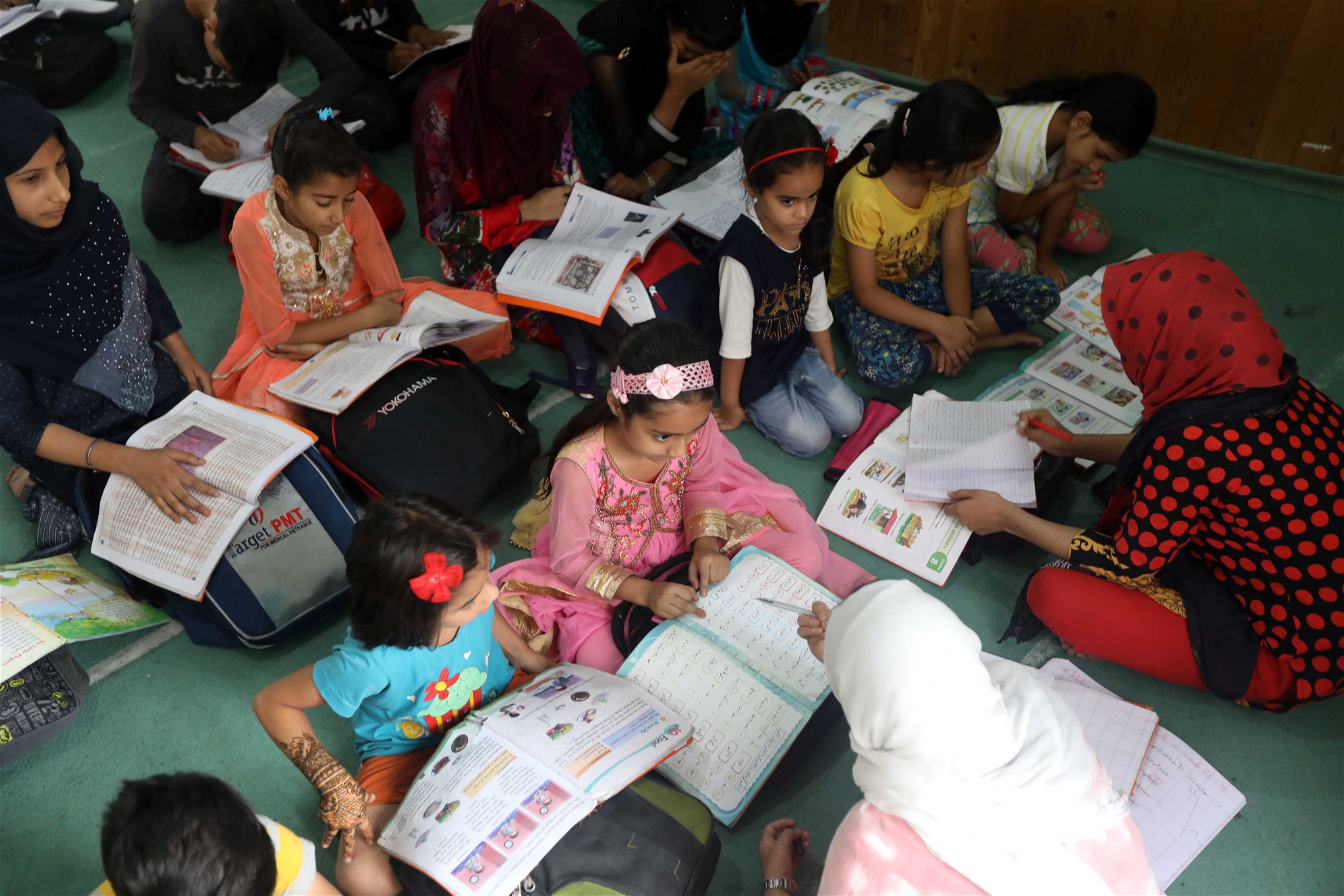 Kashmirs skolor har stått tomma sedan åtgärderna från den indiska regeringen meddelades den femte augusti. I stället bedrivs nu skolundervisning i tillfälliga lokaler på många platser. Foto: Umer Asif/IPS