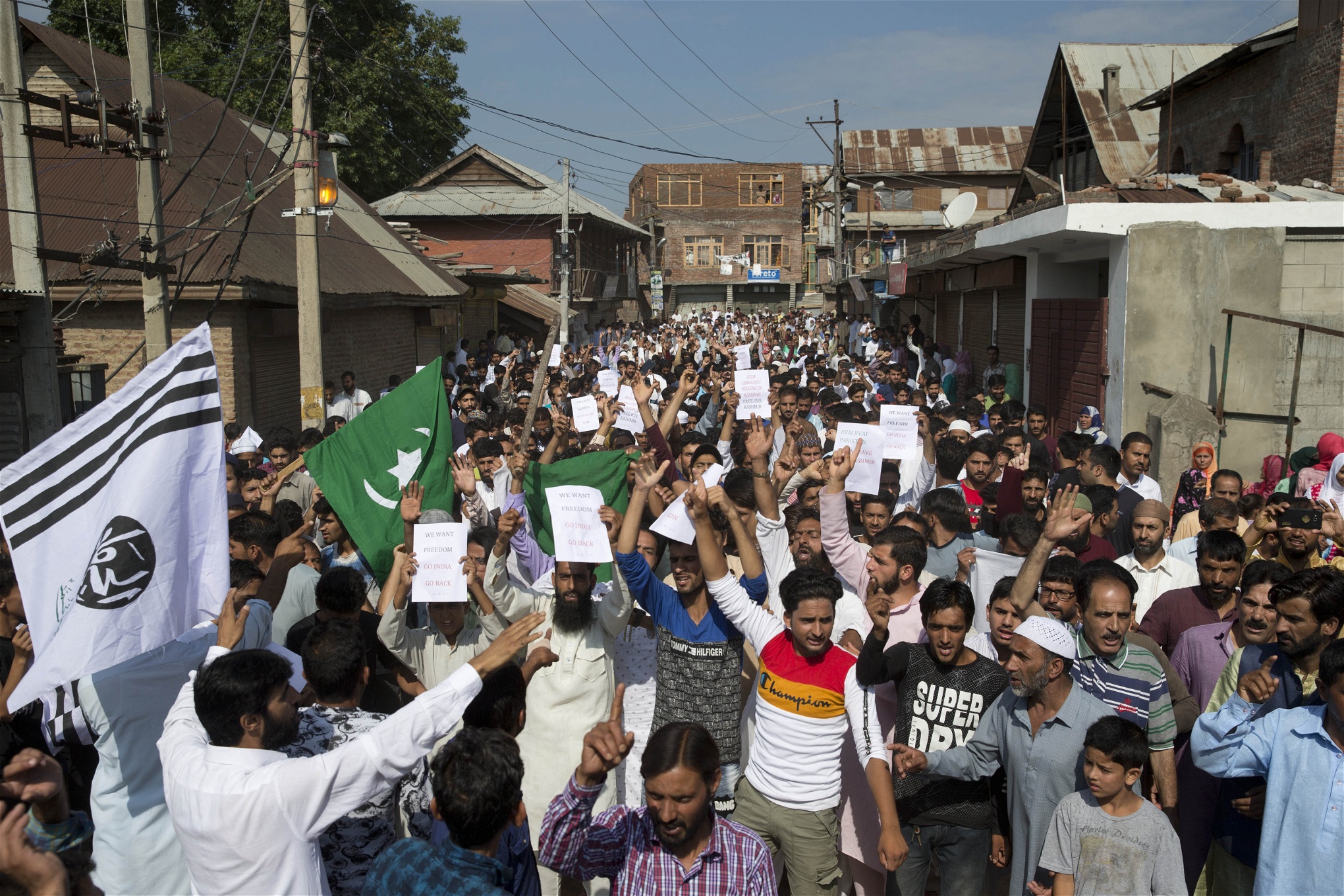 Den indiska regeringen satte punkt för storskaliga protester i Kashmir genom att dra tillbaka det delvisa självstyre som delstaten tidigare haft i enlighet med landets författning. Tusentals soldater skickades samtidigt till regionen, som blev belagd med hårda restriktioner.