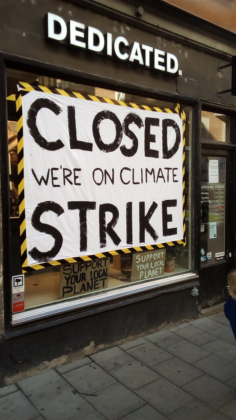 Många affärer höll stängt på grund av klimatstrejken.