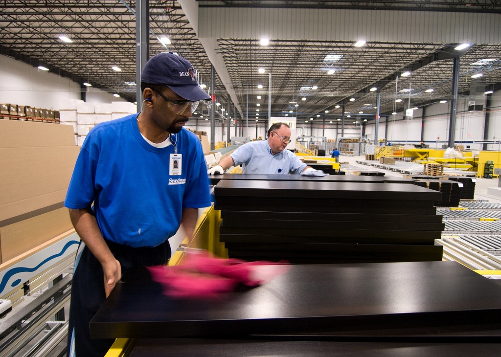 Arbetarna Herman Richardson, till vänster, och Paul Gentry förbereder möbler för packning på Ikeas Swedwoodfabrik i Danville, USA.