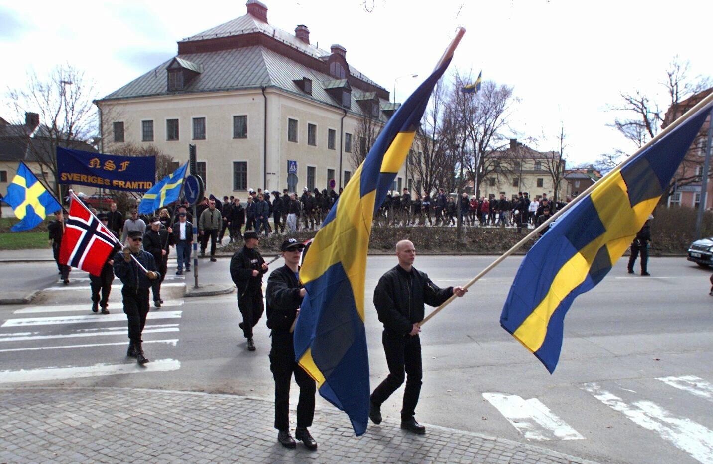 Mellan 100 och 150 nazister från Sverige och Norge deltog i en första majdemonstration i Ludvika 1999. En mängd arga motdemonstranter från bygden mötte upp.