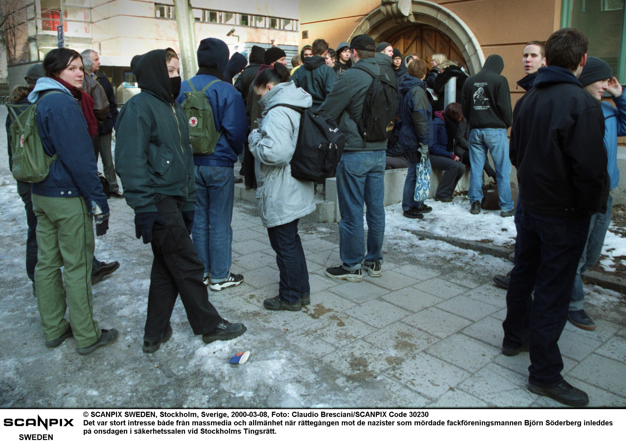 Det var stort intresse både från massmedia och allmän­het när rätte­gången mot de nazister som mördade fackföreningsmannen Björn Söderberg inleddes den 8 mars 2000 i säkerhetssalen i Stockholms tingsrätt.