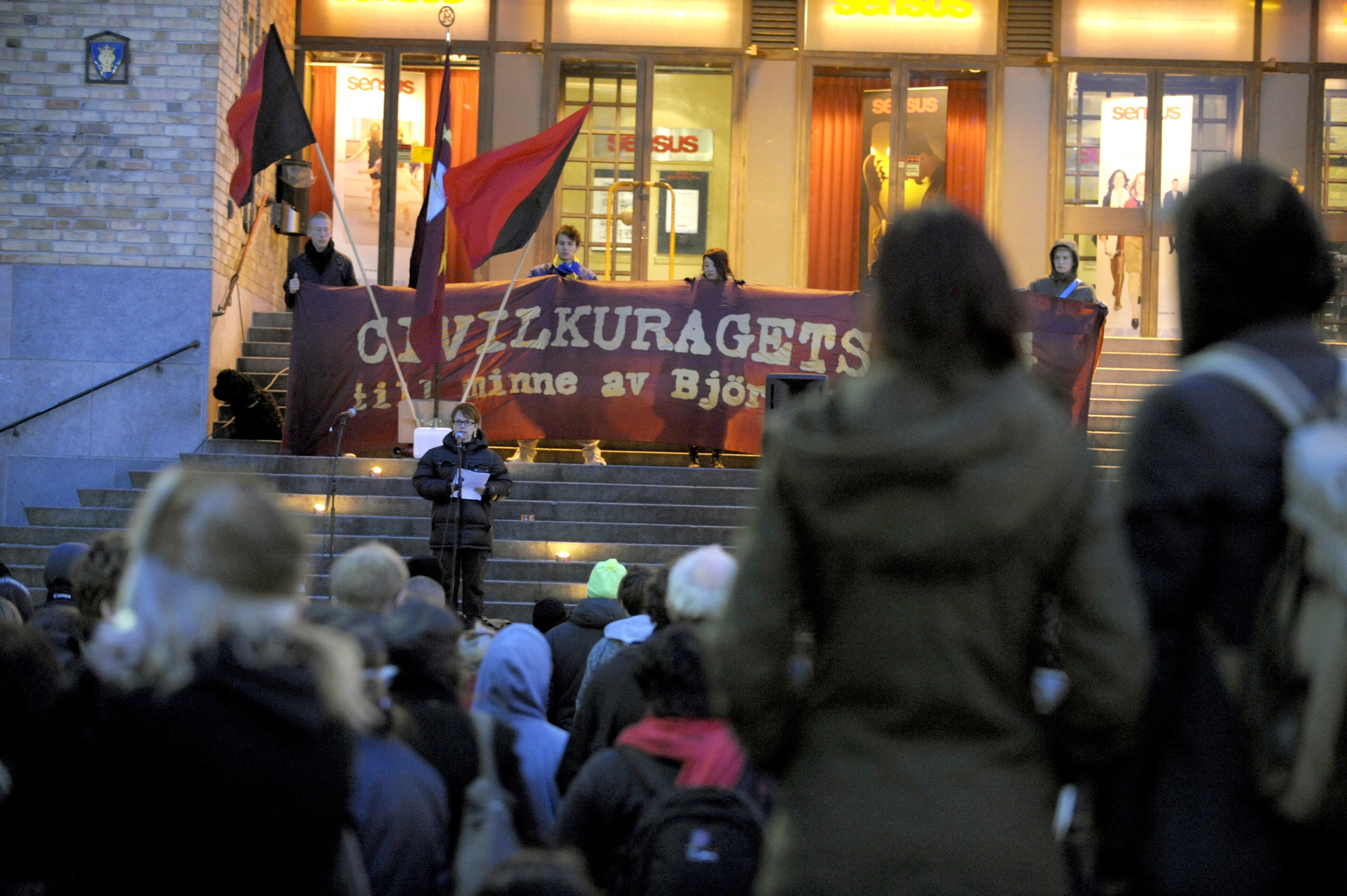 Rebecka Bohlin, chefredaktör för tidningen Arbetaren talar under en minnesmanifestation arrangerad av SAC-Syndikalisterna 10 år efter mordet på den facklige aktivisten Björn Söderberg, på Medborgarplatsen i Stockholm på måndagen.