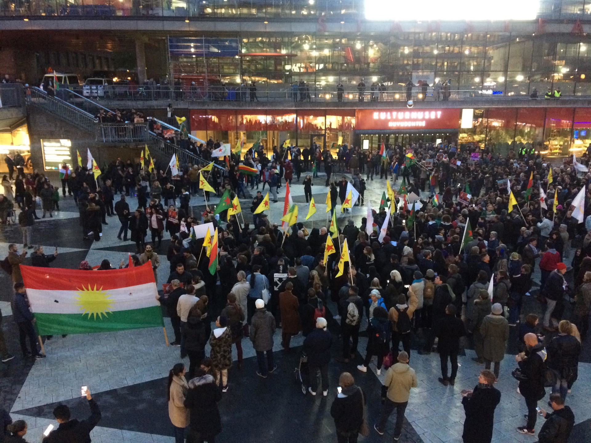 I Stockholm samlades hundratals personer på Sergels torg.