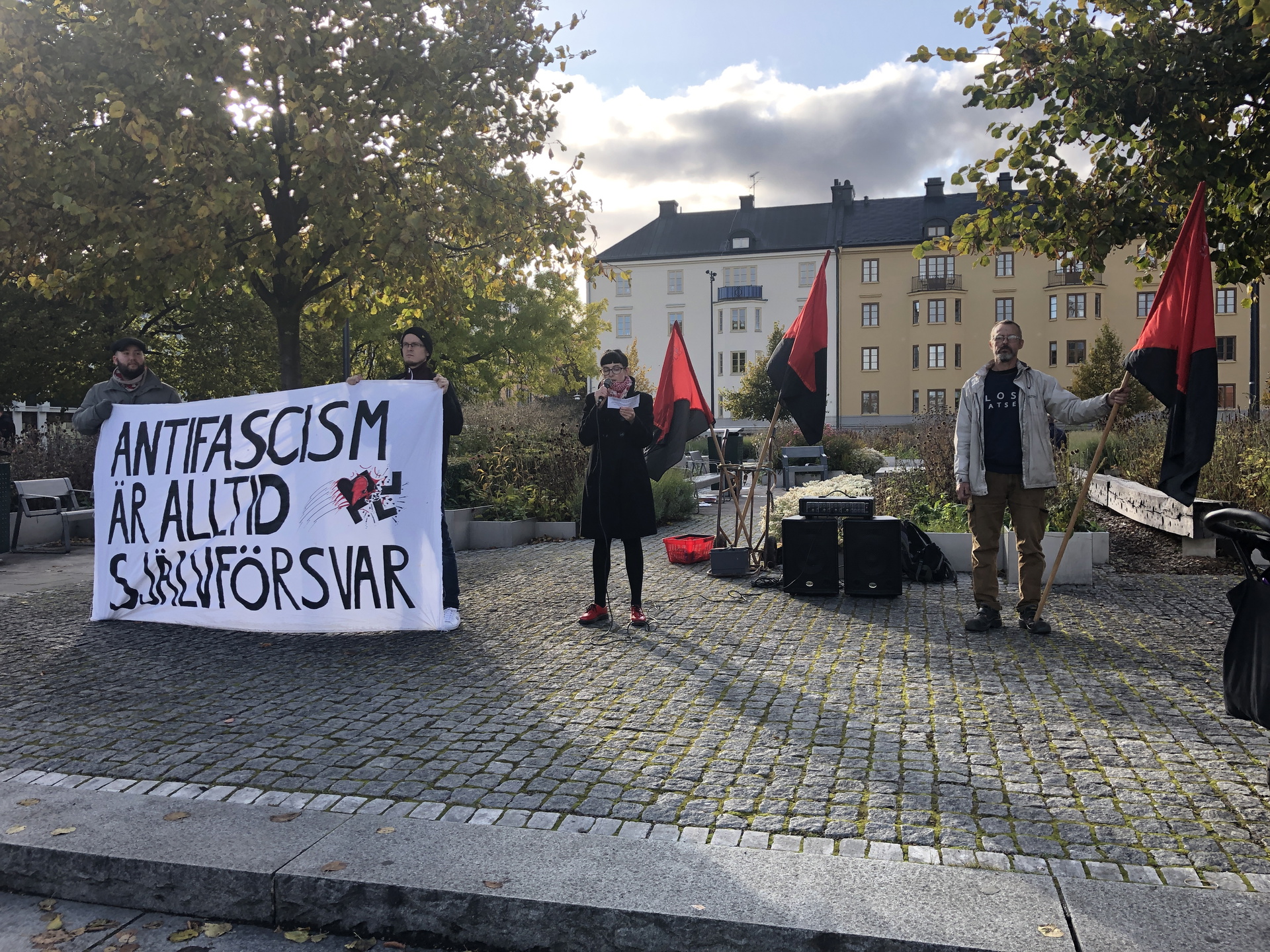 Ett tjugotal deltagare samlades i Hörsalsparken i Norrköping på lördagseftermiddagen. 