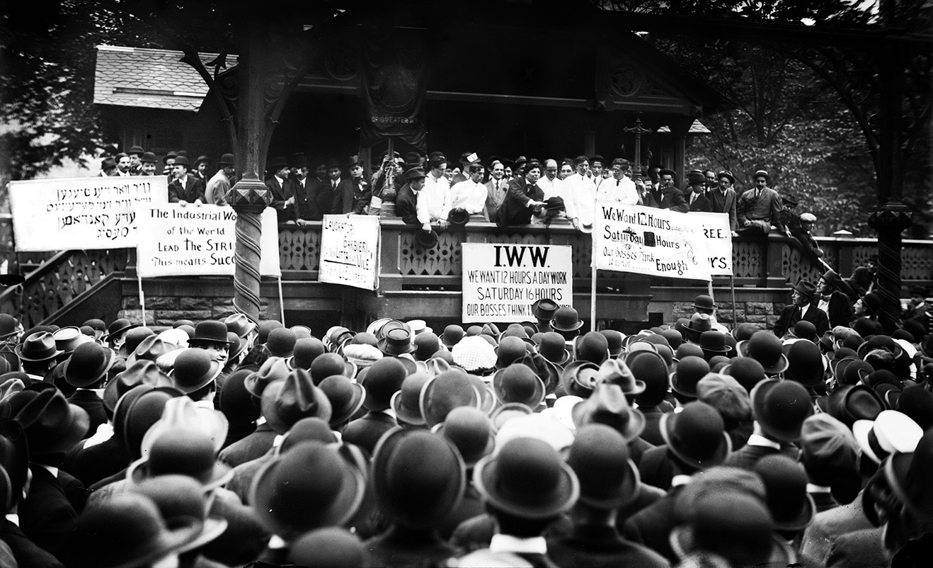 I IWW, som till sin inriktning stod den europeiska syndikalismen nära, samlades i början av 1900-talet arbetare från alla delar av världen –
däribland många från Finland. Bild från en samling strejkande IWW-anslutna barberare i New York 1913, med plakat på en rad olika språk.