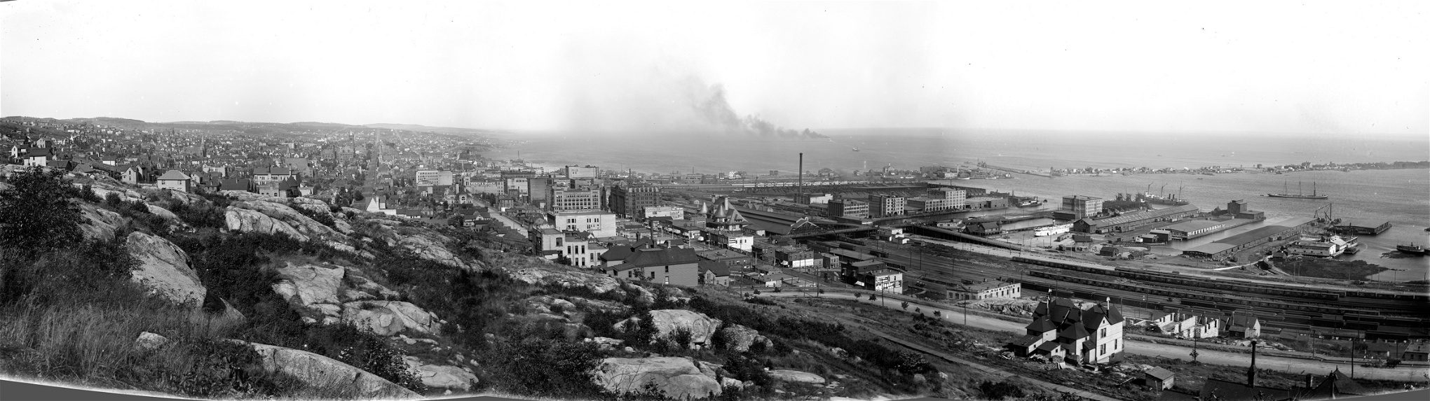 Panoramafoto över Duluth från 1898. Som betydande hamnstad, med en mängd olika arbetstillfällen, blev Duluth snabbt ett viktigt centrum för den finska diasporan.