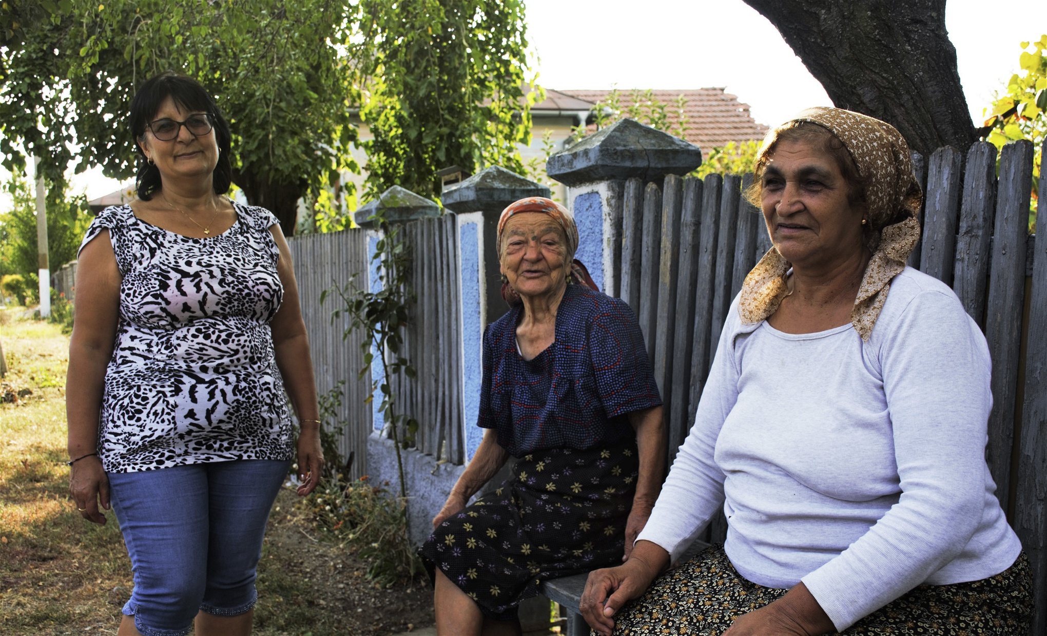 Gina Turcin är hemma i det lilla samhället Piatra-Holt i Rumänien på semester och träffar gamla grannar och vänner. Till vardags är hon en av hundratusentals rumänska kvinnor som arbetar som hemvårdare i Italien. Silvia Mitran, längst till höger, försökte vid sextio års ålder att söka
lyckan som ”badante” i Italien, men hon trivs bättre hemma och återvände till Rumänien.