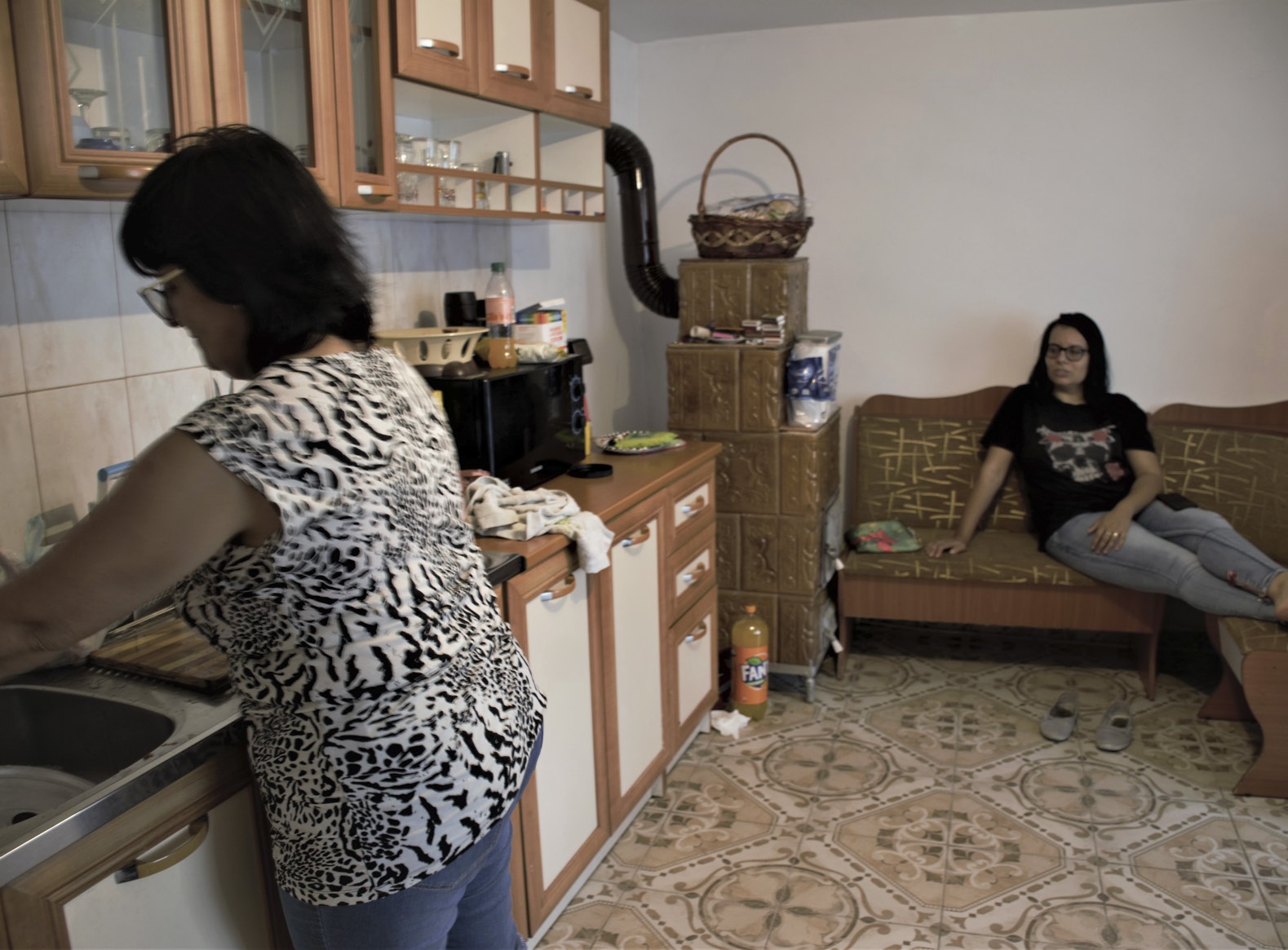 Gina Turcin och hennes dotter Madelina Velcovici trivs när de har möjlighet att träffas då mamman kan komma på semester till Rumänien. Hennes inkomster räcker också till att bidra till dotterns familjs ekonomi.