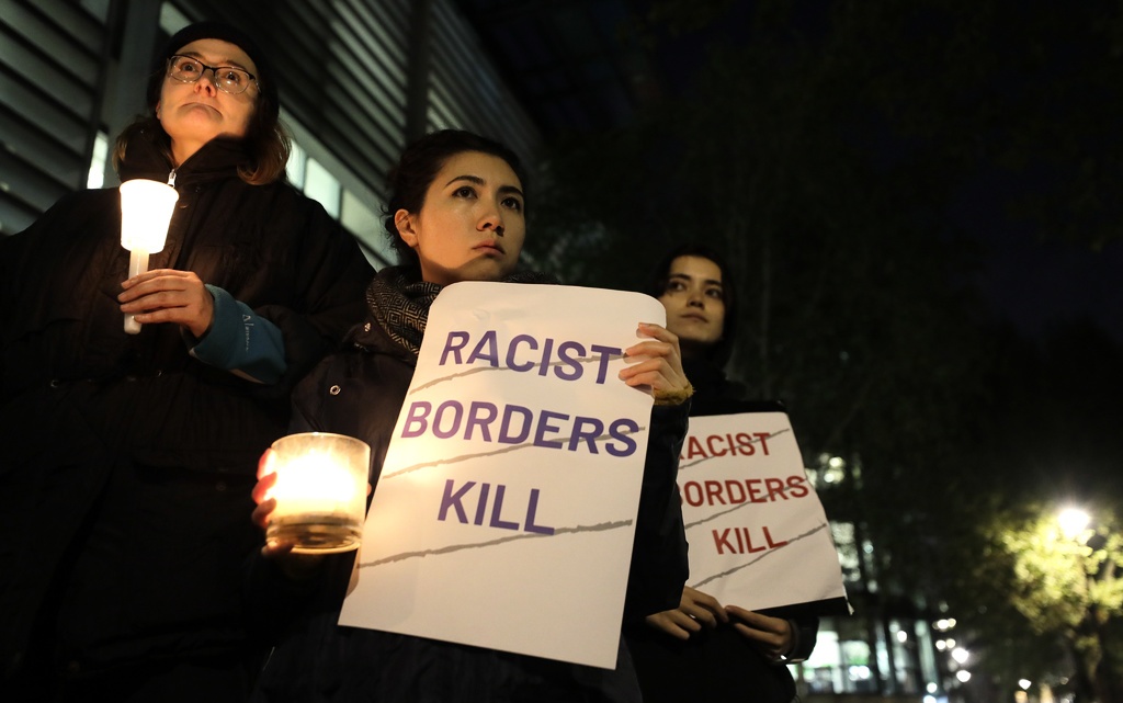 Människor samlades till manifestation utanför inrikesdepartementet i London efter att dödsfallen i frystransporten blivit kända. ”Rasistiska gränser dödar”, står det på plakatet.