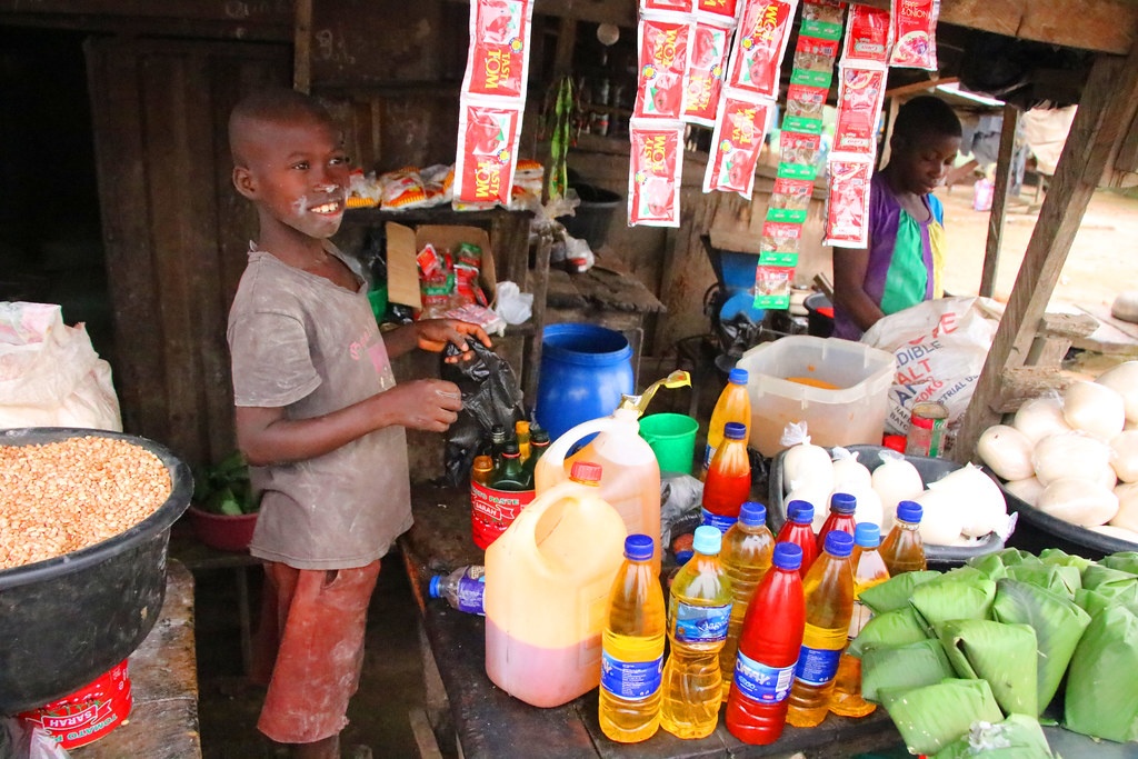 Pojken säljer palmolja i en affär i Nigerias huvudstad Lagos från morgon till kväll. Han berättar att kvinnan han arbetar för hämtade honom från hans familj på landsbygden och tog honom till staden.