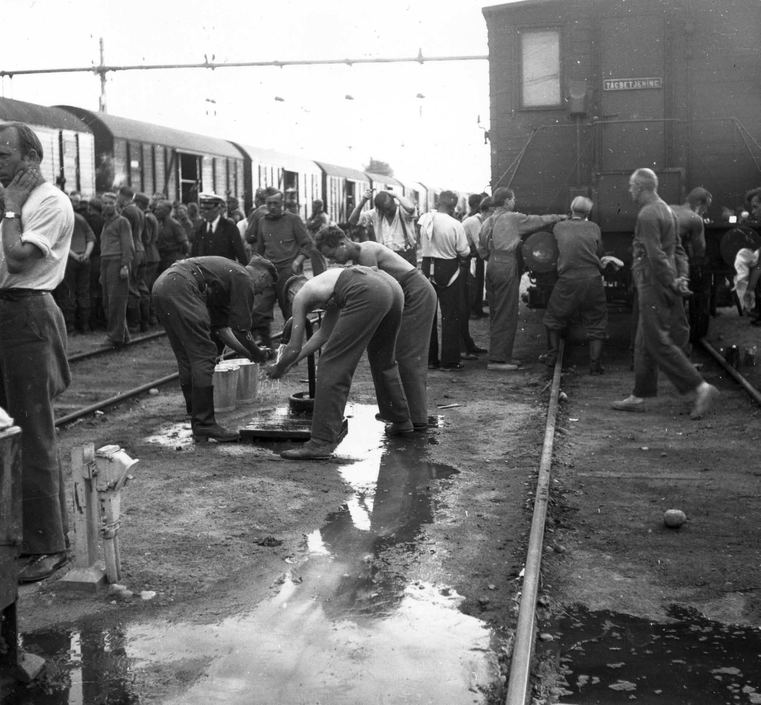 Tyska soldater i en paus i Hallsberg under tågtransport genom Sverige 1942. Permittenttågen genom Sverige var bara ett av de ämnen som regeringen inte ville få omskrivna i tidningarna. Arbe­taren och ett fåtal andra tidningar skrev ändå – och blev beslagtagna vid ett flertal tillfällen.