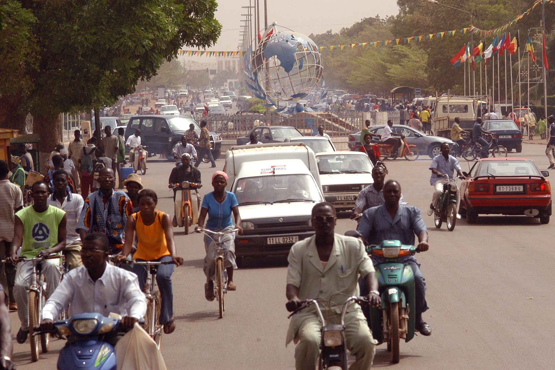Burkina Fasos huvudstad Ouagadougou slukar åtskilliga människor från landsbygden – men många hamnar i sysslolöshet.