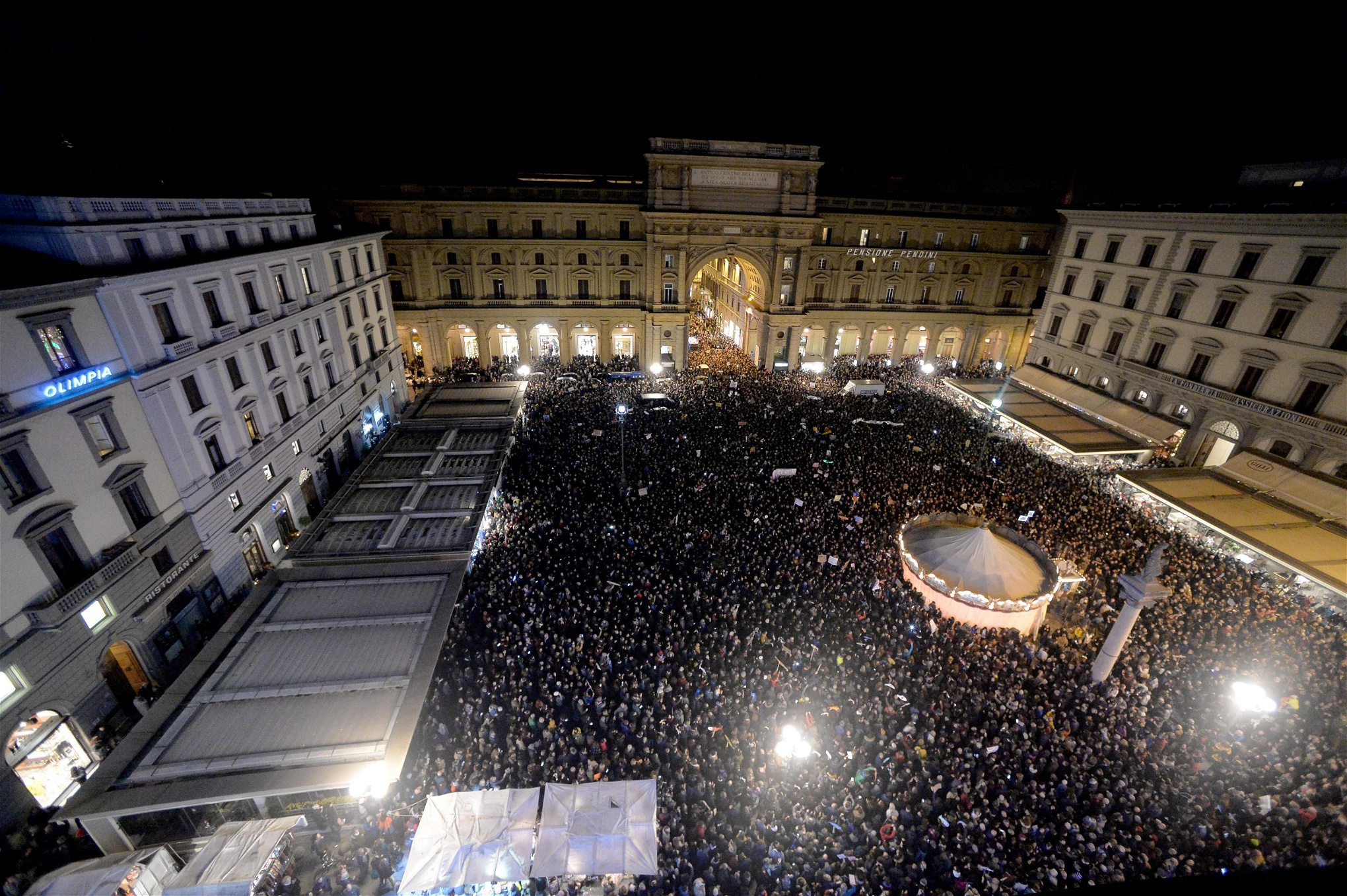 I Florens samlades på lördagen omkring 15 000 personer på Piazza della Repubblica för att protestera mot Salvini och hans parti Lega.