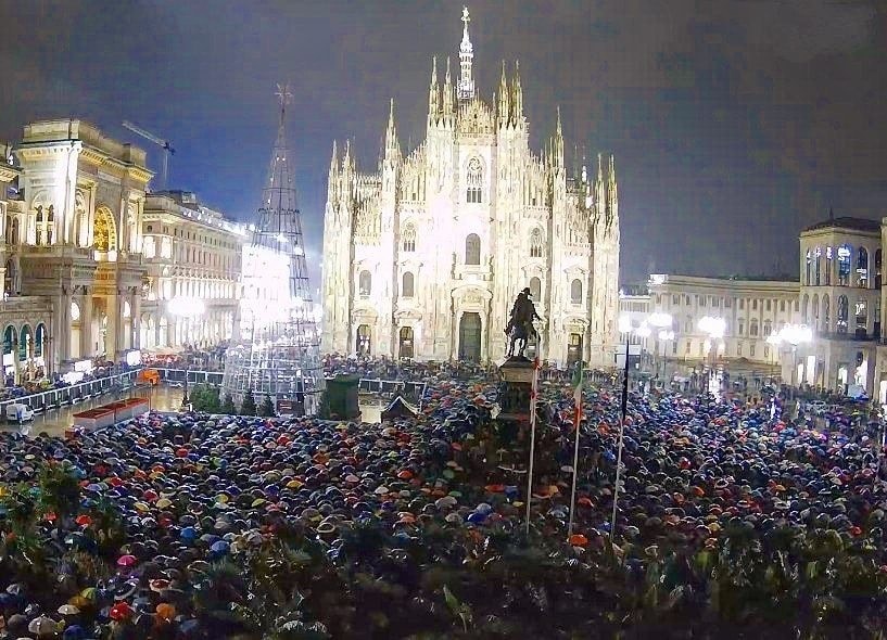 I Milano samlades på söndagen närmare 25 000 framför den stora katedralen i regnet med färgglada paraplyer.