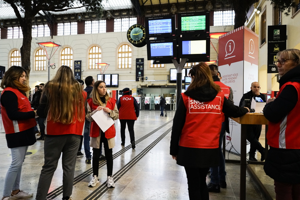 Järnvägsarbetare i strejk på Marseilles tågstation i södra Frankrike på onsdagen.