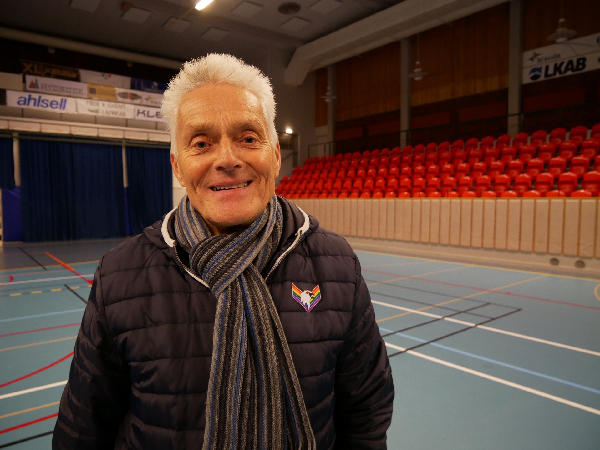 Carl-Johan Mäki visar sporthallen där strejkkommittén för 50 år sedan satt och förkunnade strejken. 