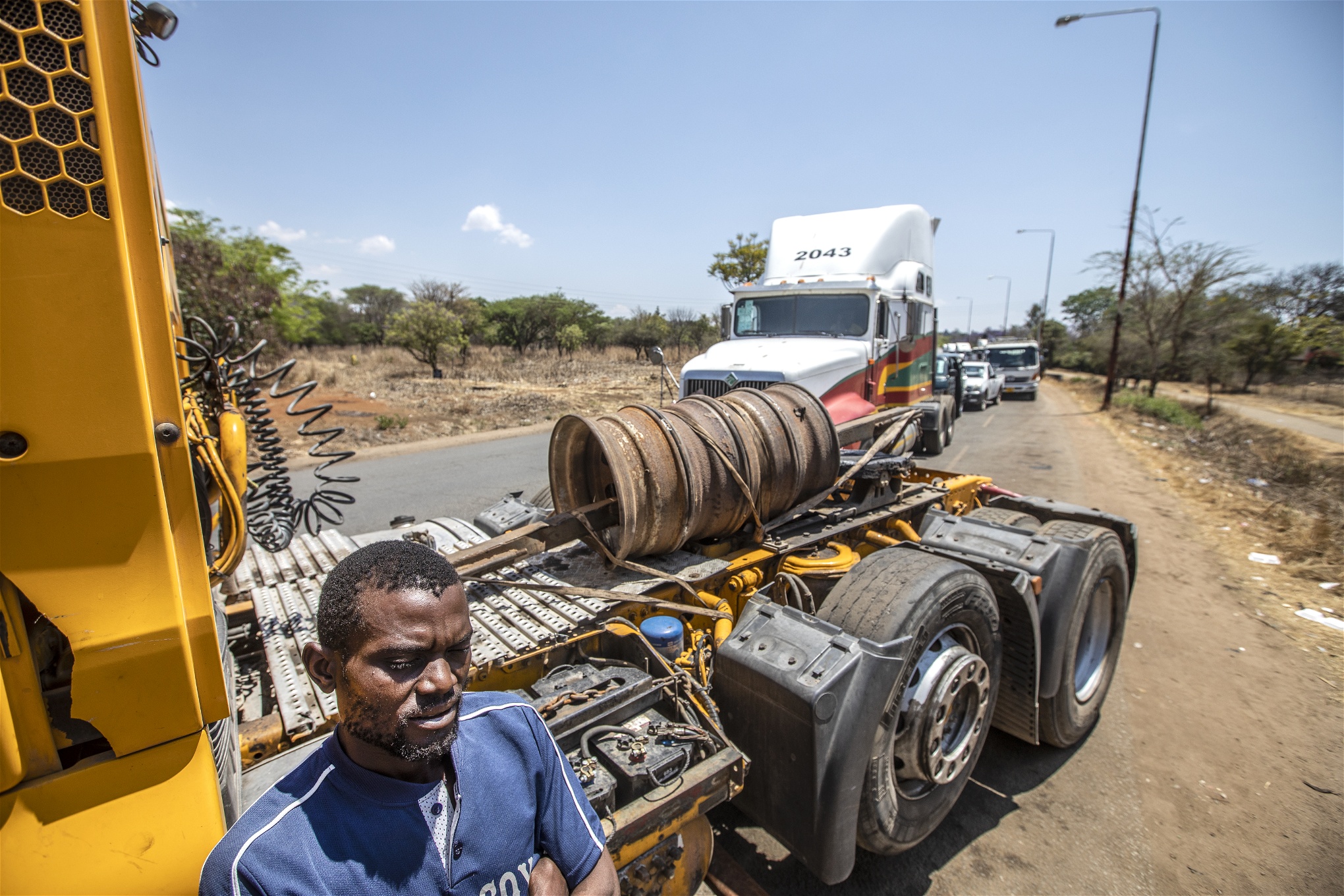 Ända sedan början av 2019 har bensinköerna ringlat långa i Zimbabwe. Stationerna får bara in bränsle någon gång ibland. Långtradarchauffören Eusapai Dumbaza har väntat i tre dagar i kön och det påverkar hans möjligheter till försörjning. Körningen till kuststaden Beira i Moçambique får vänta. 