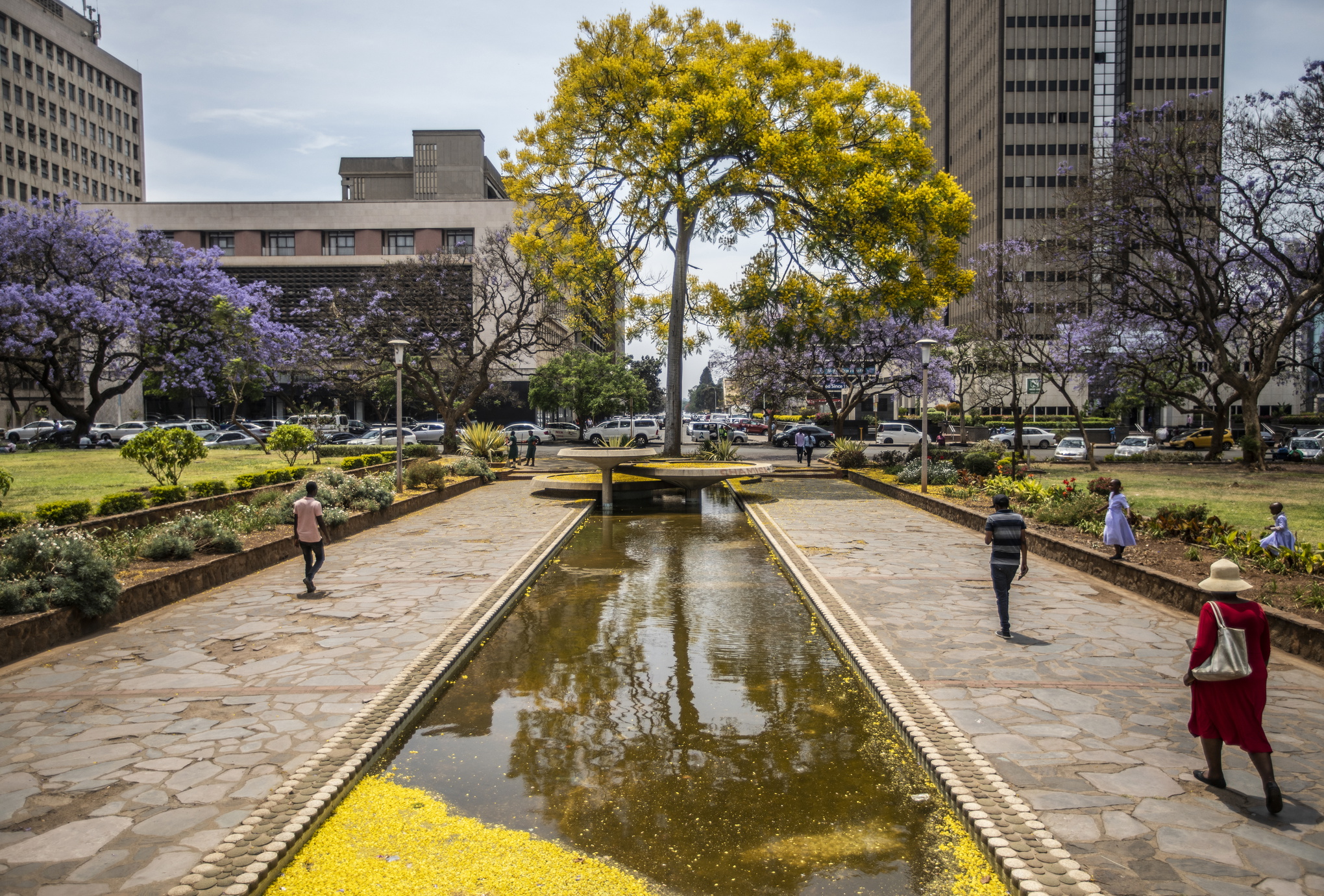 På det prydliga Africa Unity Square i centrala Harare syns inte krisen. Men under ytan faller mycket av Zimbabwe samman just nu.