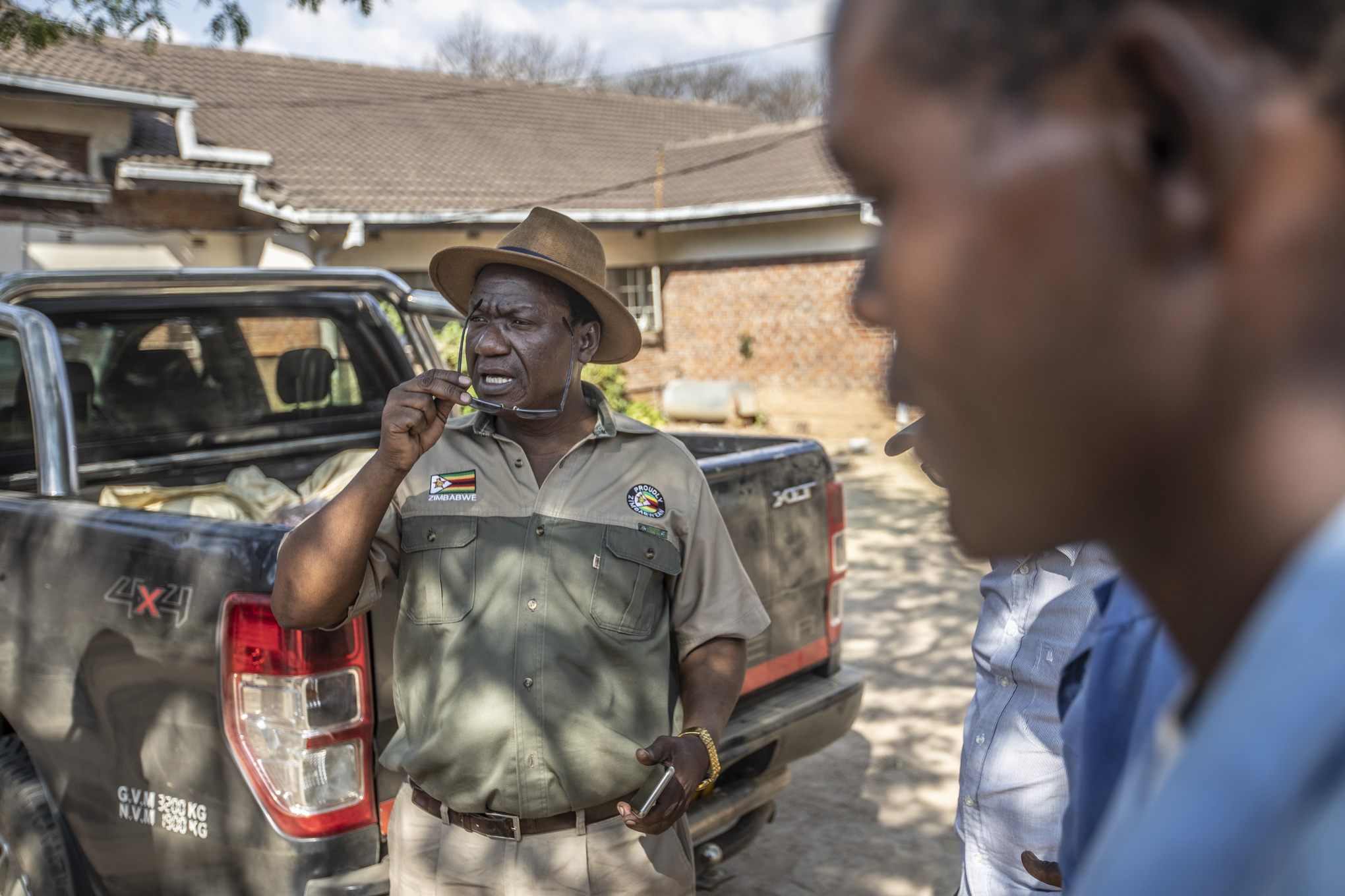 Kindness Paradza, parlamentsledamot för ZANU-PF, bär en skjorta med ett tygmärke – 