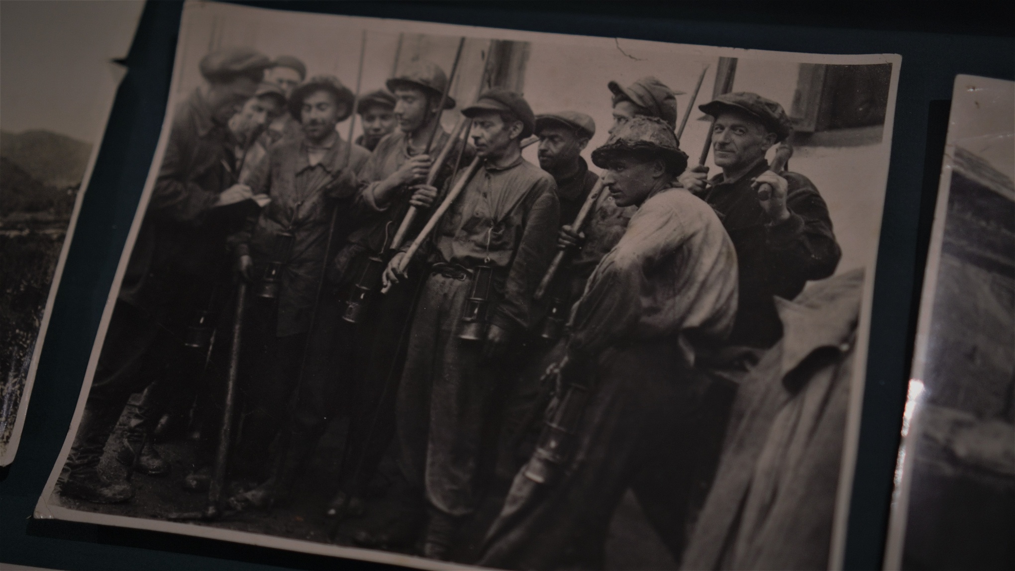 Gruvverksamheten i Tquil började ta fart på 1800-talet. På den här bilden, från Tqibulis museum, syns gruvarbetare under Sovjettiden.