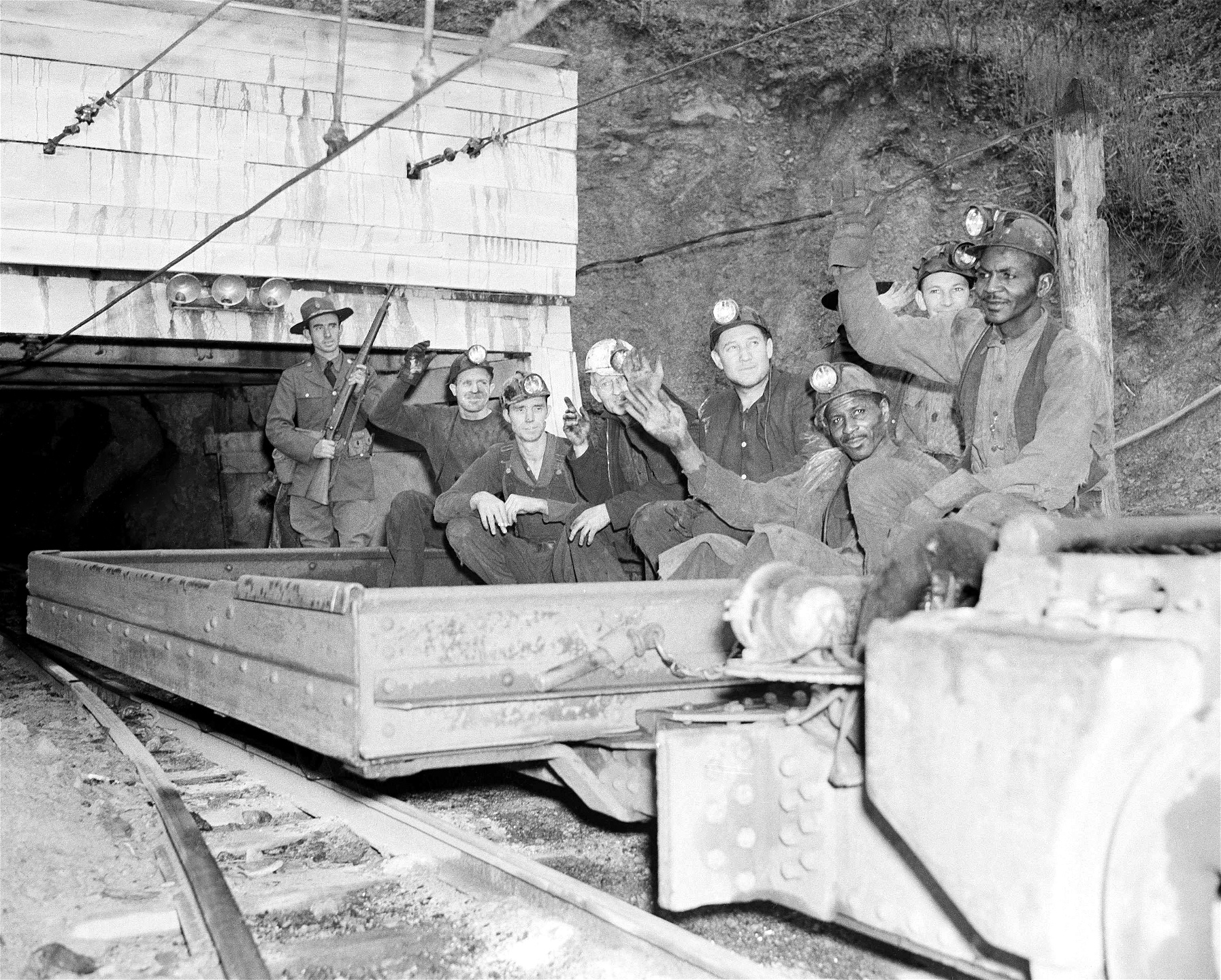 Sktrejkbrytare i Harlan Countrys kolgruvor 1939, eskorterade av väpnad polis. 