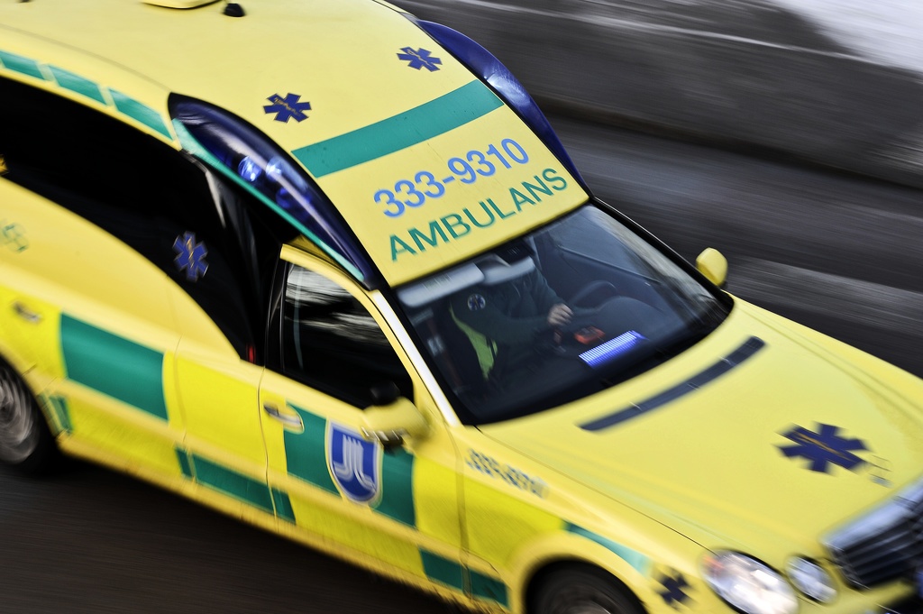 Ambulans kallades till SSAB:s kallvalsverk i Borlänge och operatören fick föras till sjukhus med allvarliga skador.