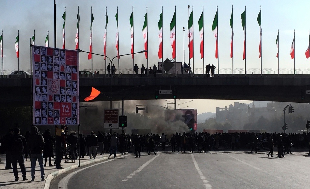 Protester i iranska Isfahan söndagen den 16 november 2019.