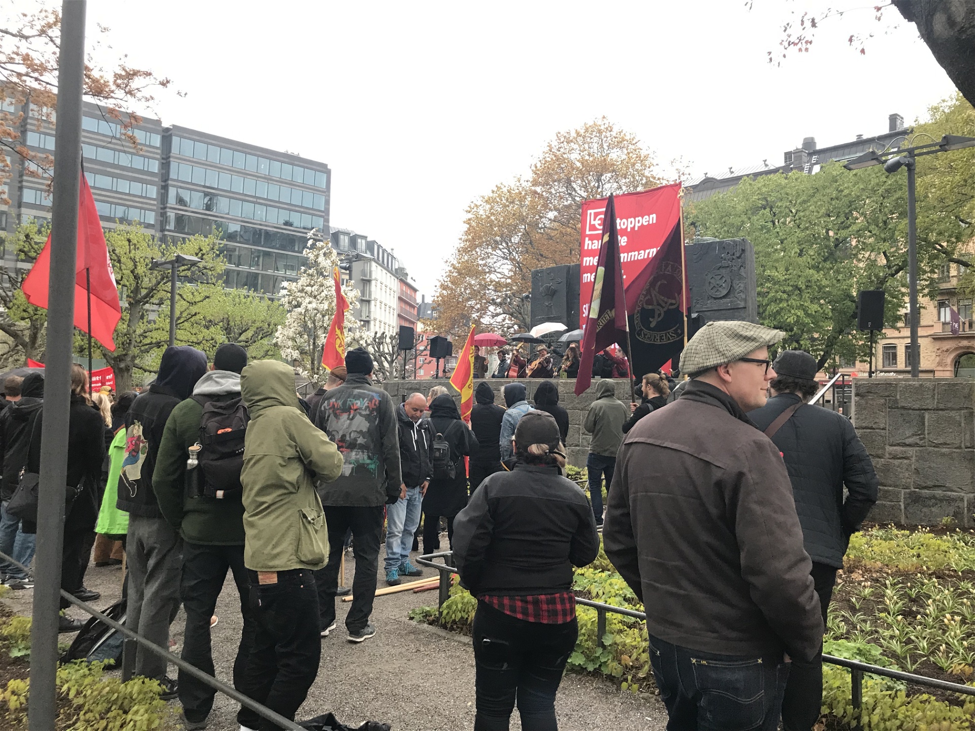 Strike back samlas den första maj klockan 17 på Norra bantorget i Stockholm, dagen till ära omdöpt till Röda Bantorget. 